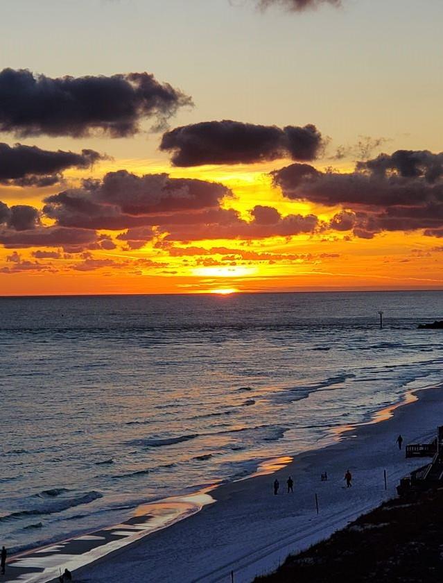 Holiday Surf and Racquet Unit 713 32