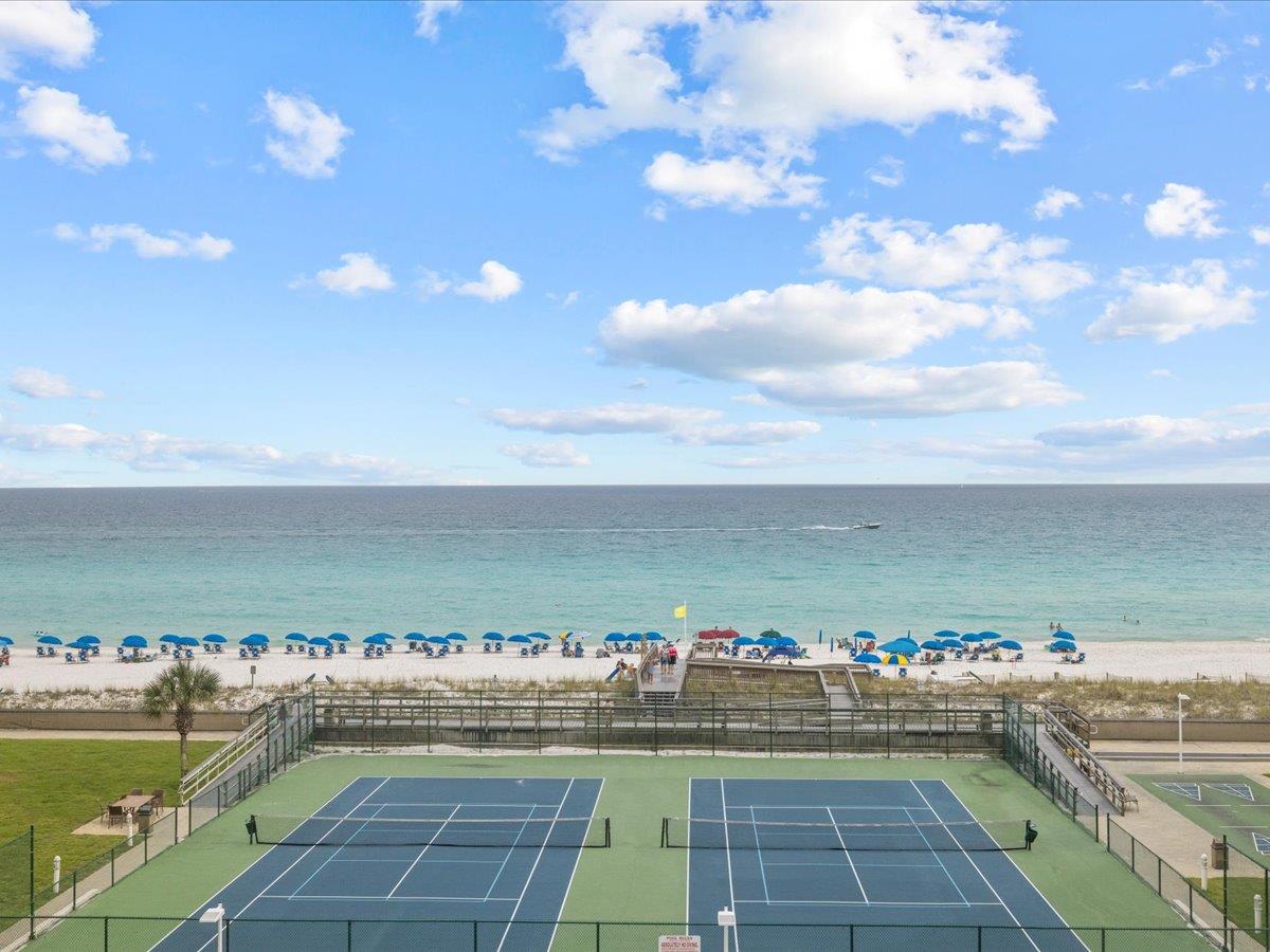 Holiday Surf and Racquet Unit 512 20