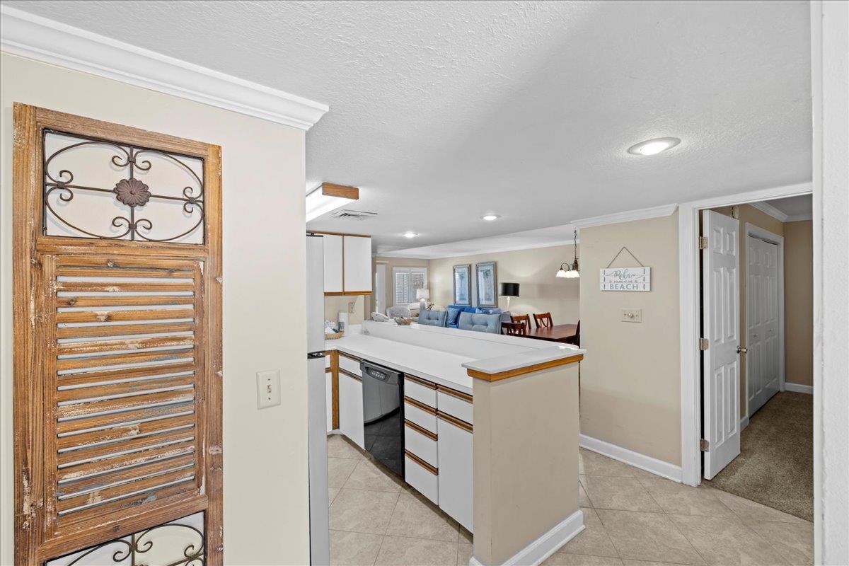 Holiday Surf and Racquet Unit 523 7