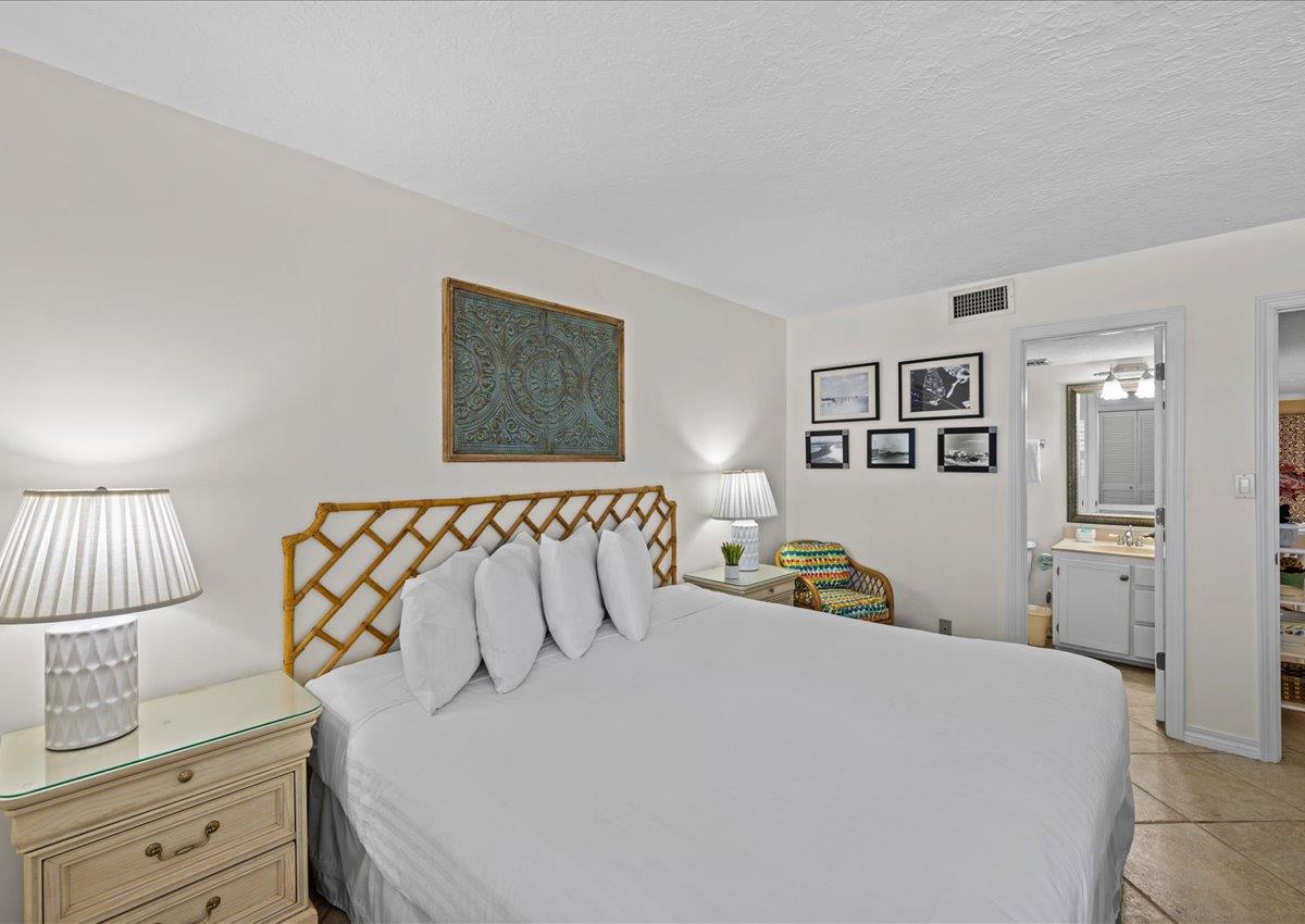 Holiday Surf and Racquet Unit 702 19