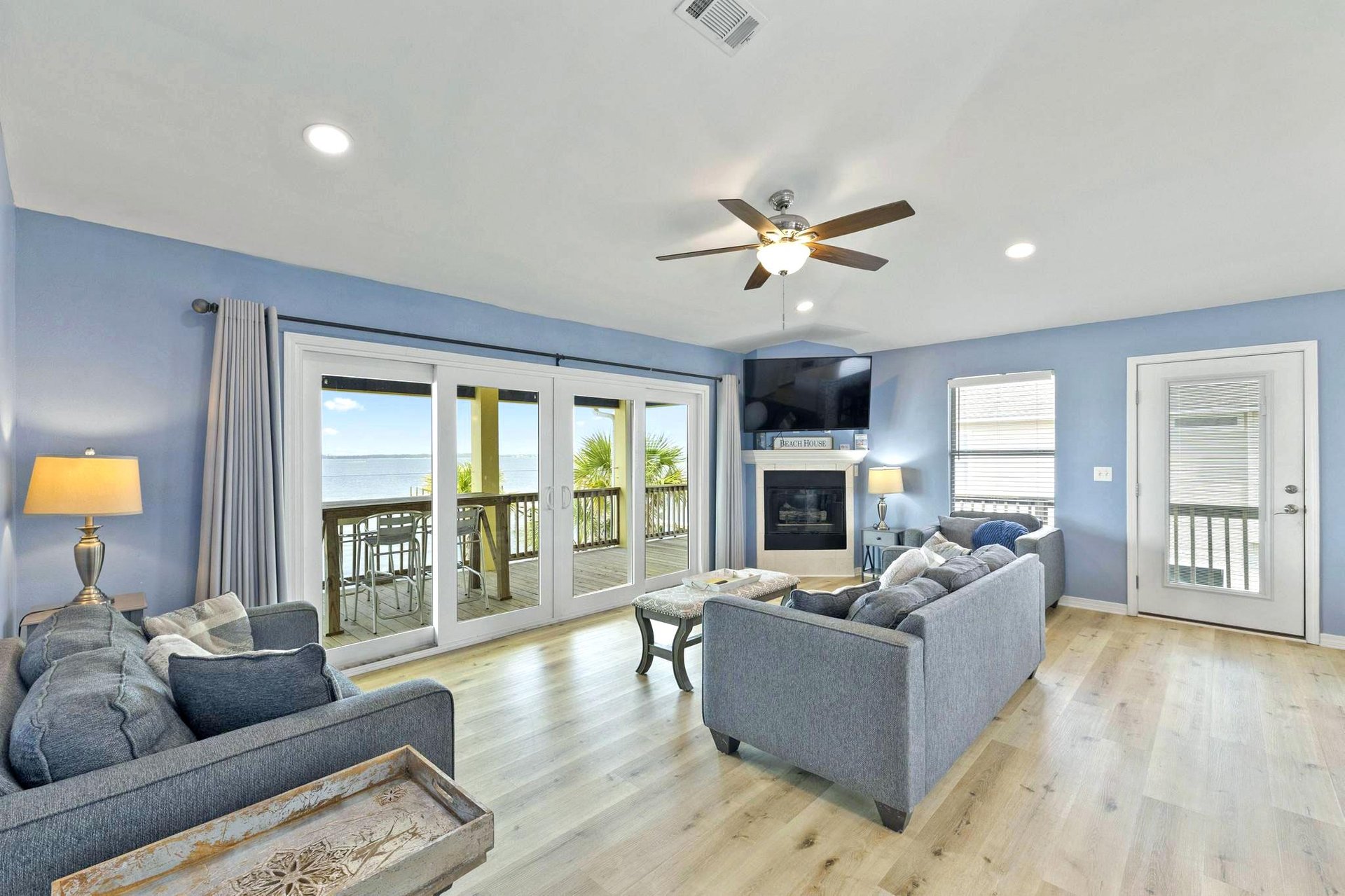 Via De Luna 109  Soundz Amazing 8