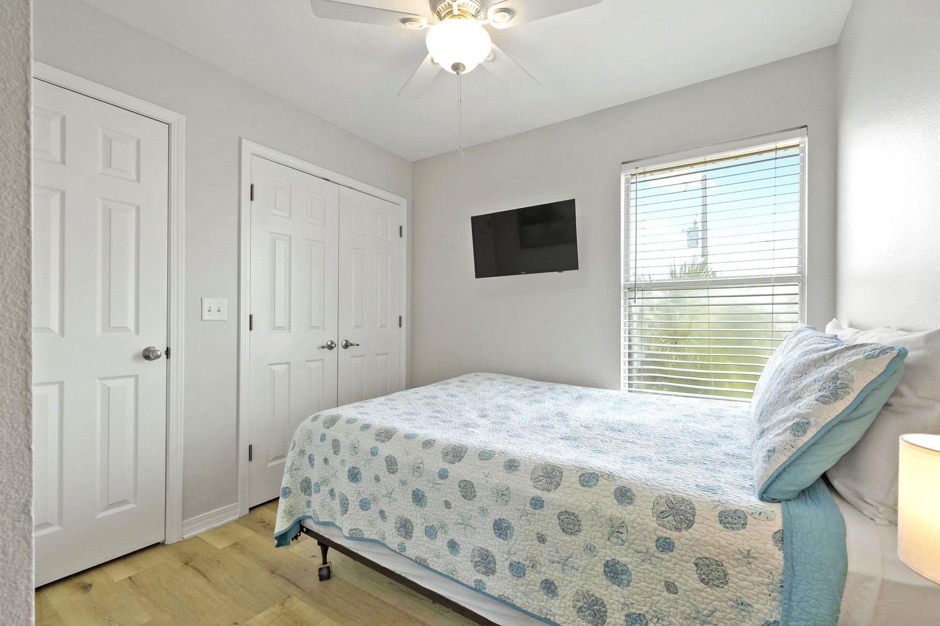 Via De Luna 109  Soundz Amazing 18