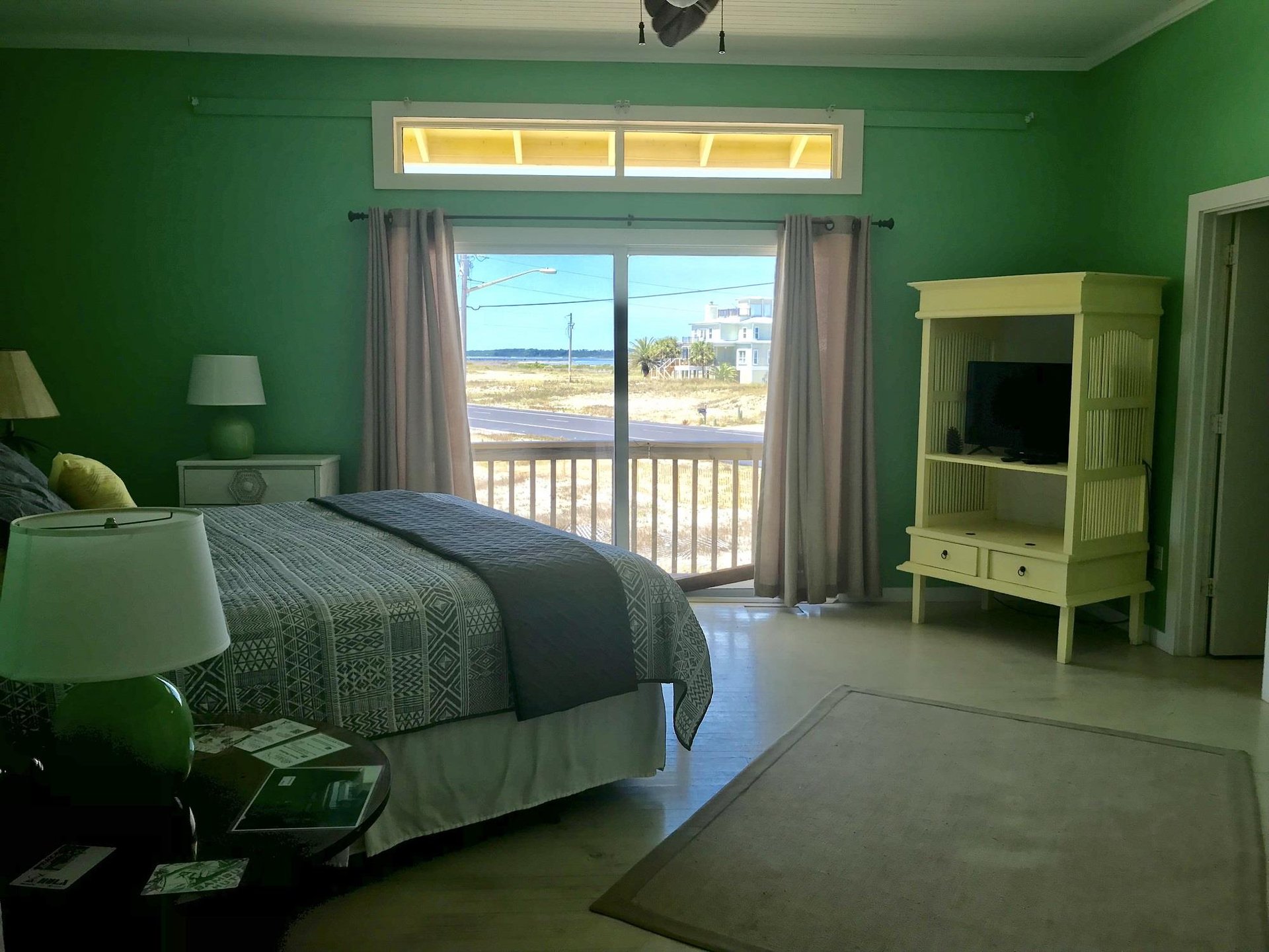 Birdcage  Pet Friendly 14