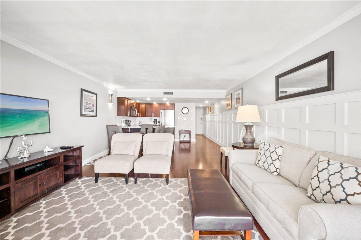 Holiday Surf and Racquet Unit 513 8