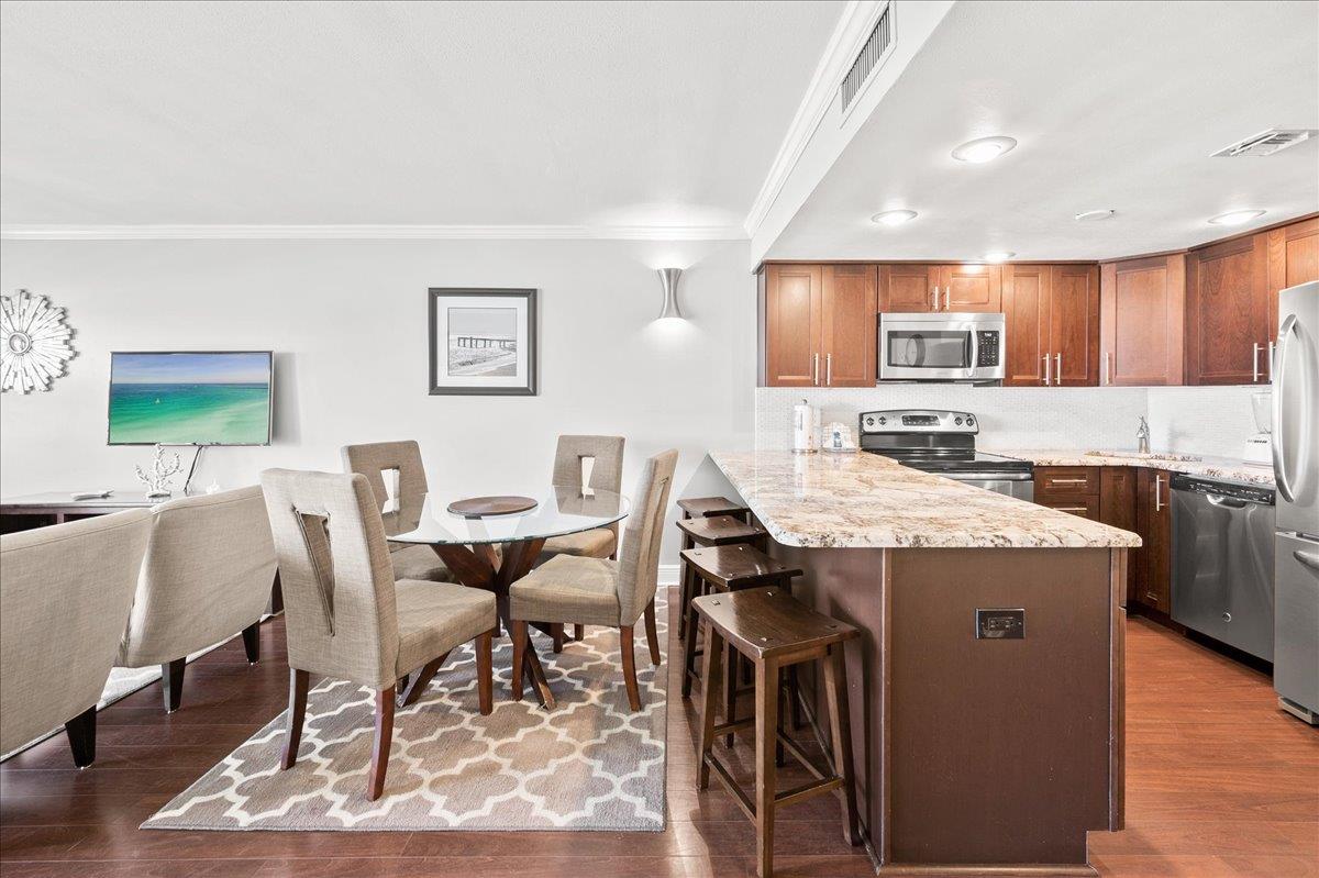 Holiday Surf and Racquet Unit 513 9