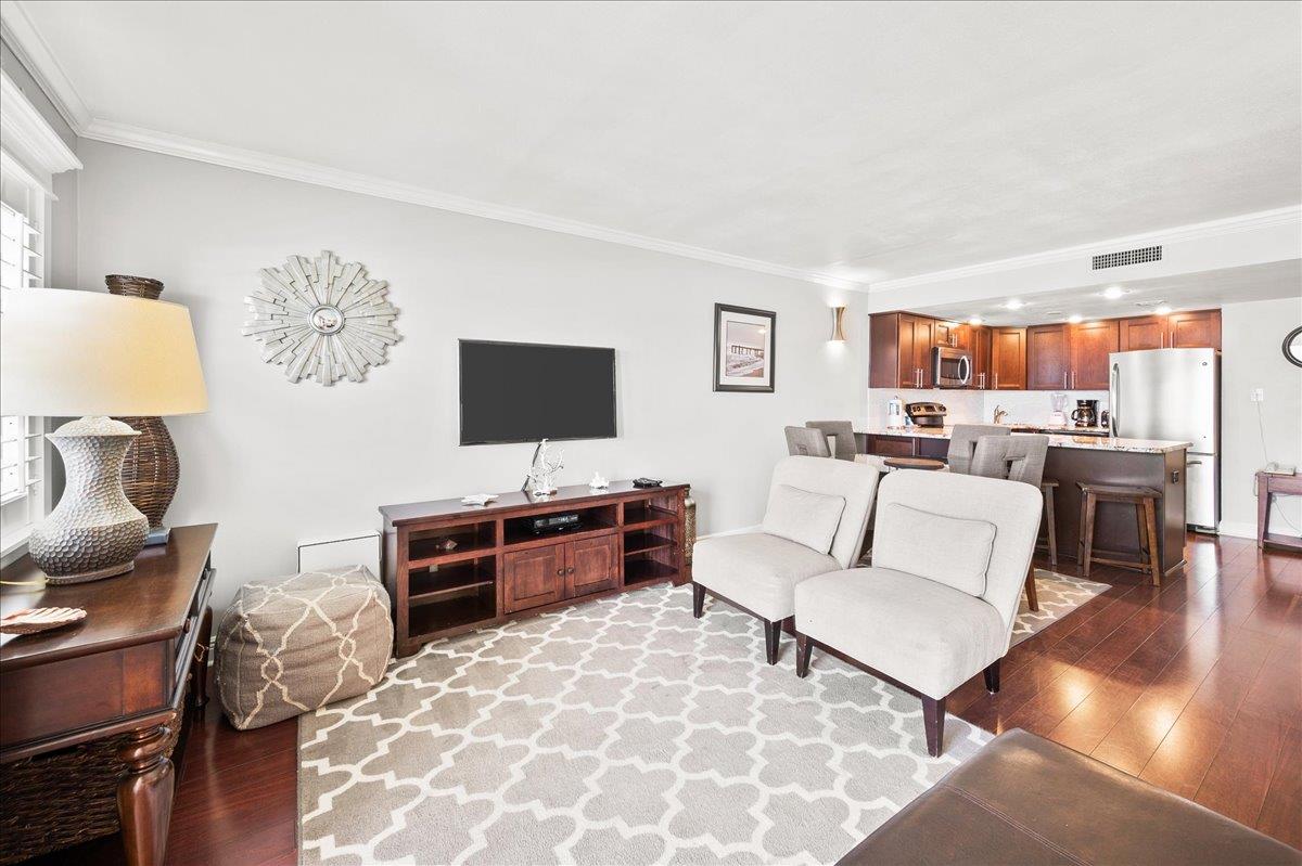 Holiday Surf and Racquet Unit 513 10