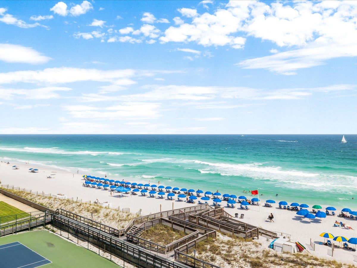 Holiday Surf and Racquet Unit 604 26