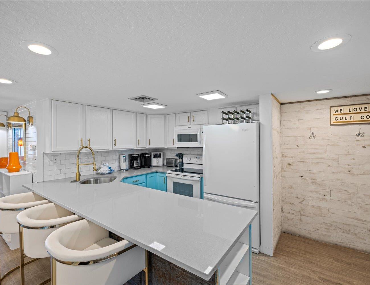 Holiday Surf and Racquet Unit 321 3