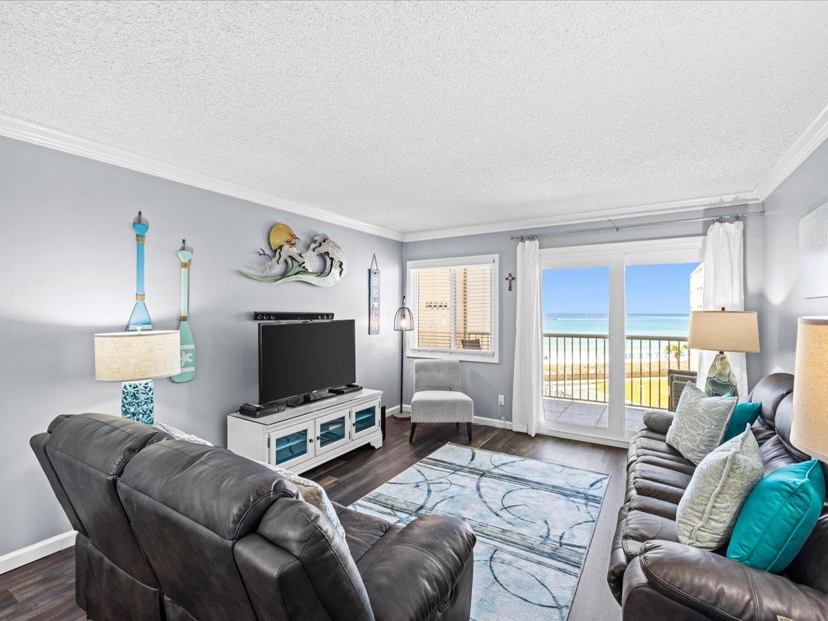 Holiday Surf and Racquet Unit 515 1