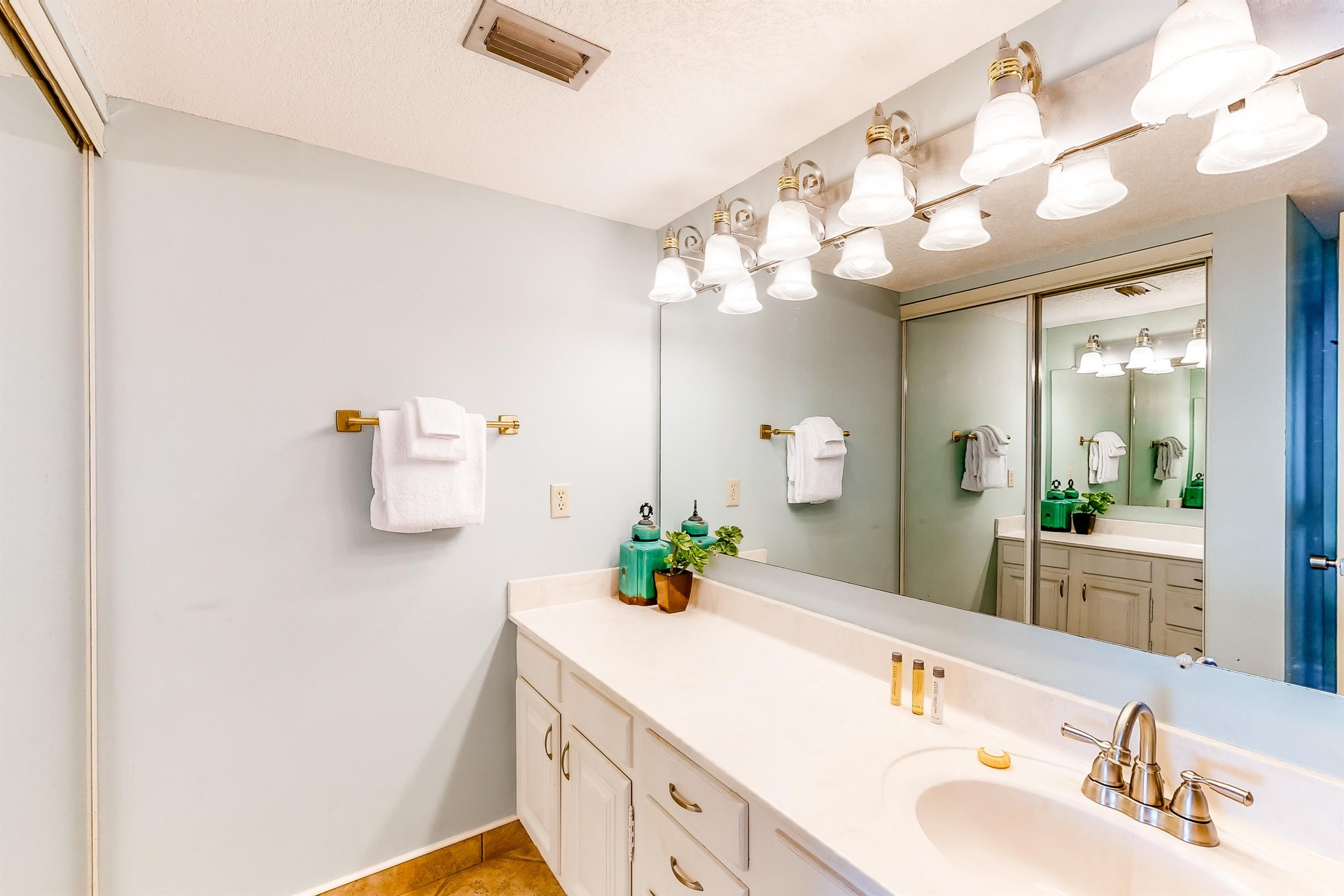 Emerald Towers 1204 17