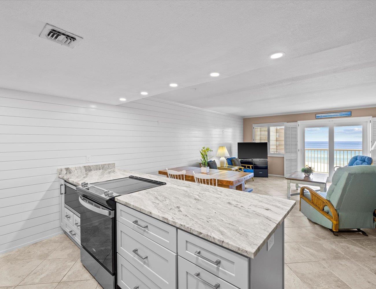 Holiday Surf and Racquet Unit 609 9