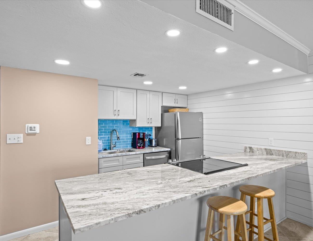 Holiday Surf and Racquet Unit 609 12