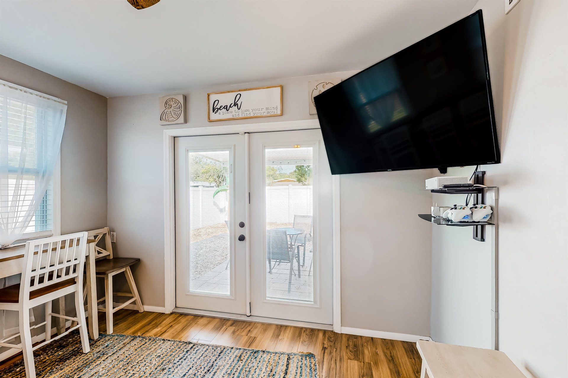 Cozy Cottage Getaway 11