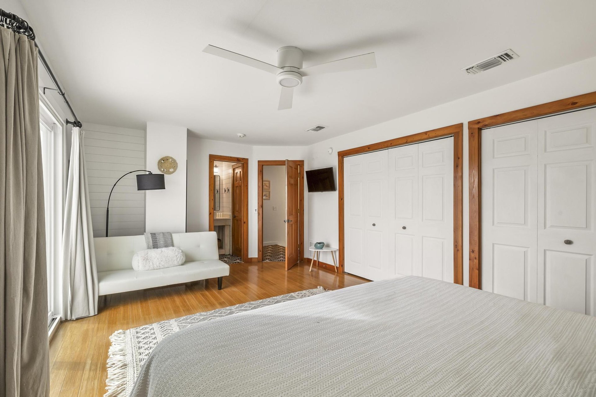 Ensenada Uno 1705  THE LAUGHING FISH 20