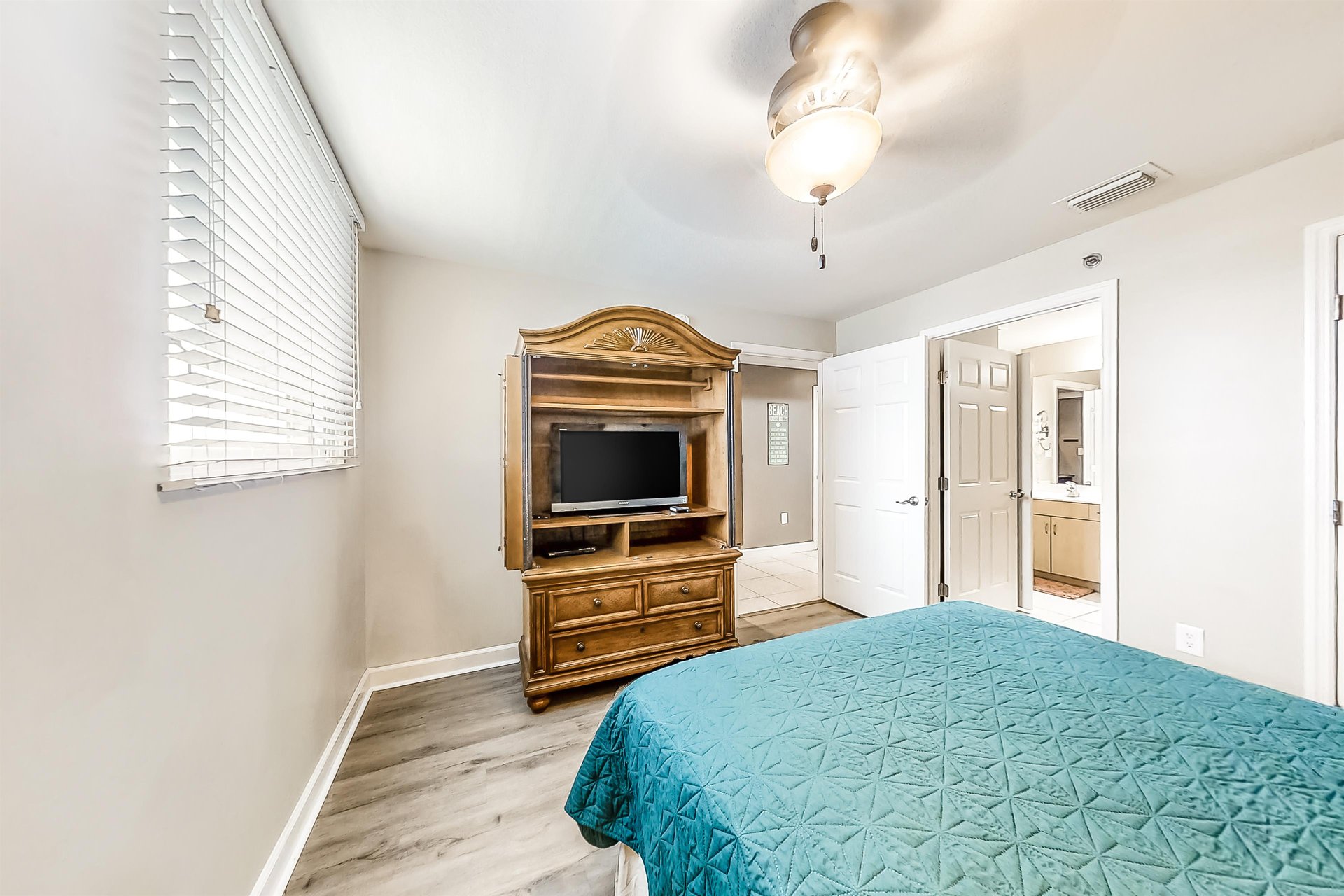 Sterling Beach 706 15