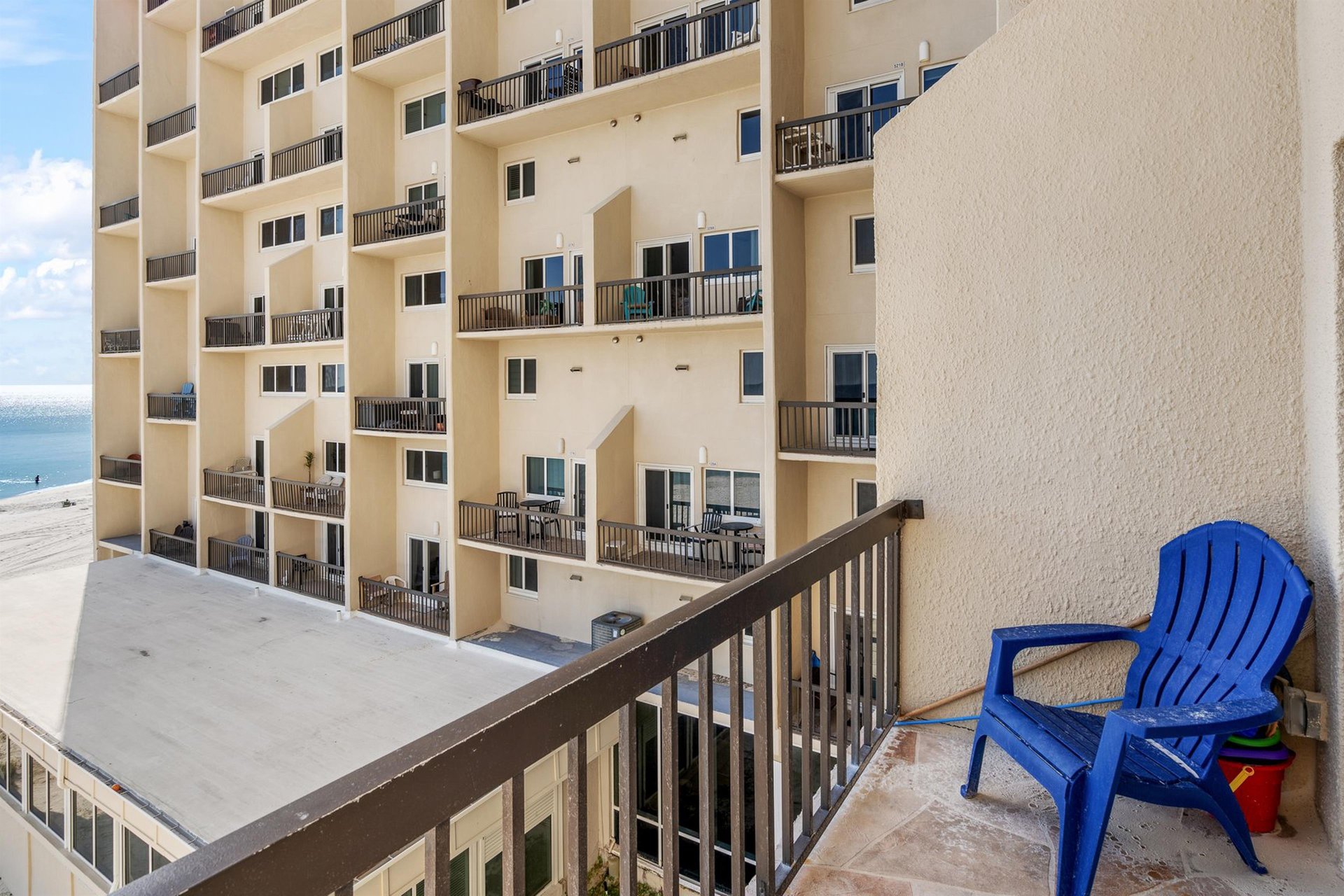 Pinnacle Port A319 23