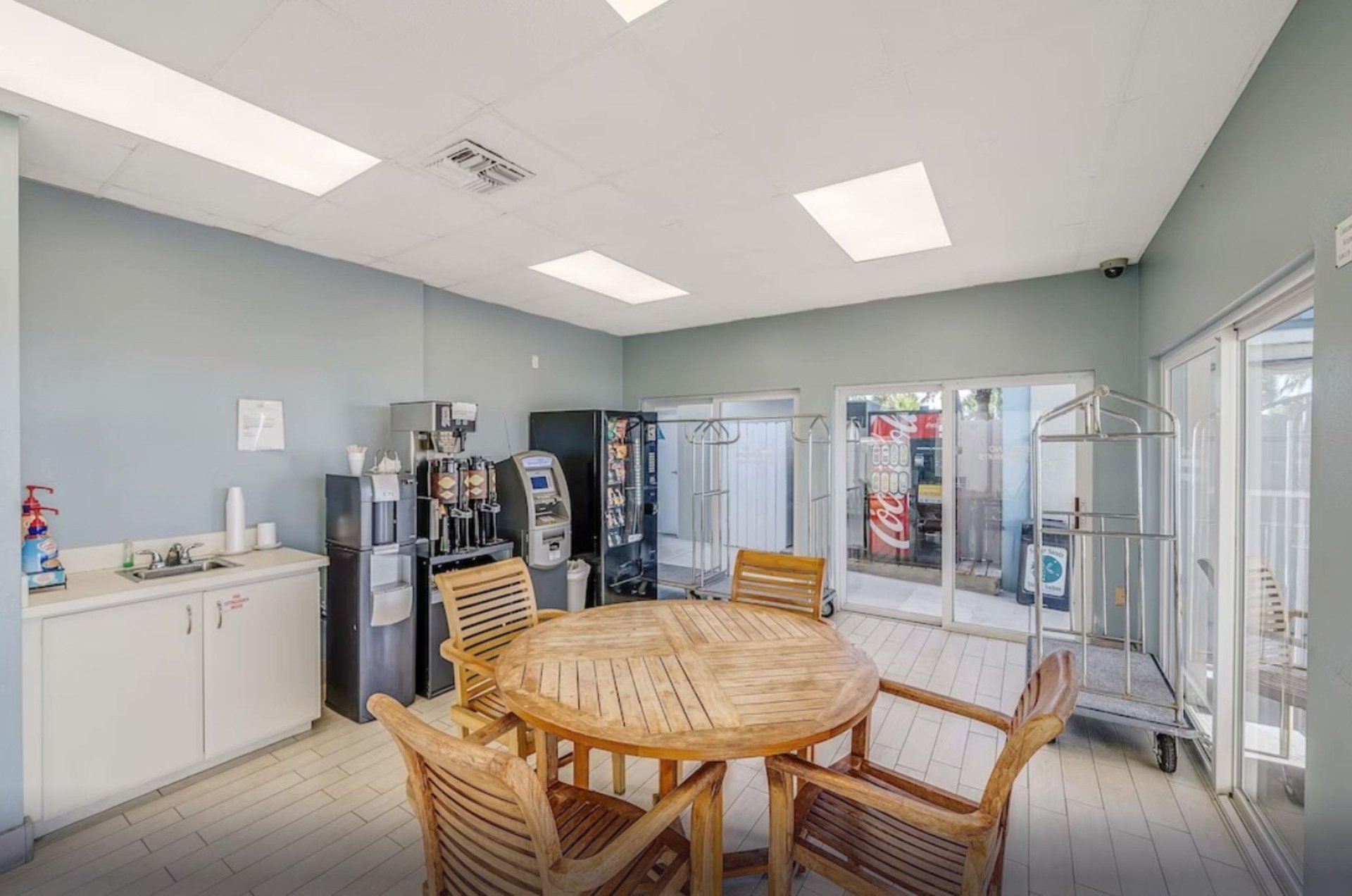 470547 Sugar Sands Inn  Suites  16 0 20241 675