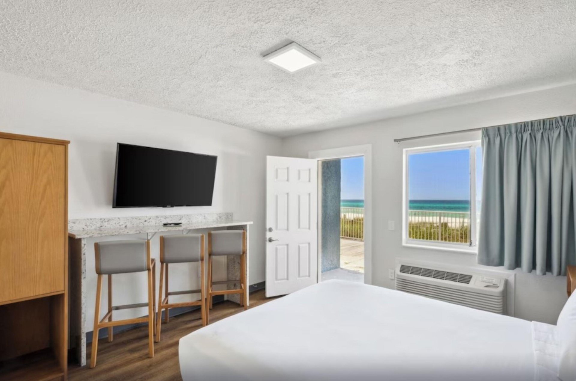 470549 Sugar Sands Inn  Suites  16 0 20241 677