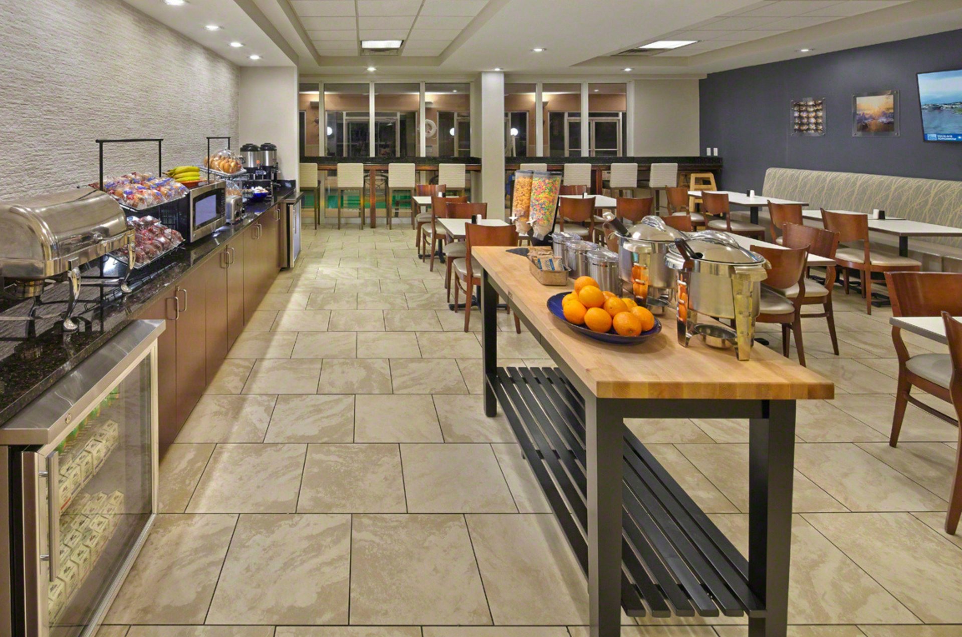 Summerplace Inn  Destin provides continental breakfasts