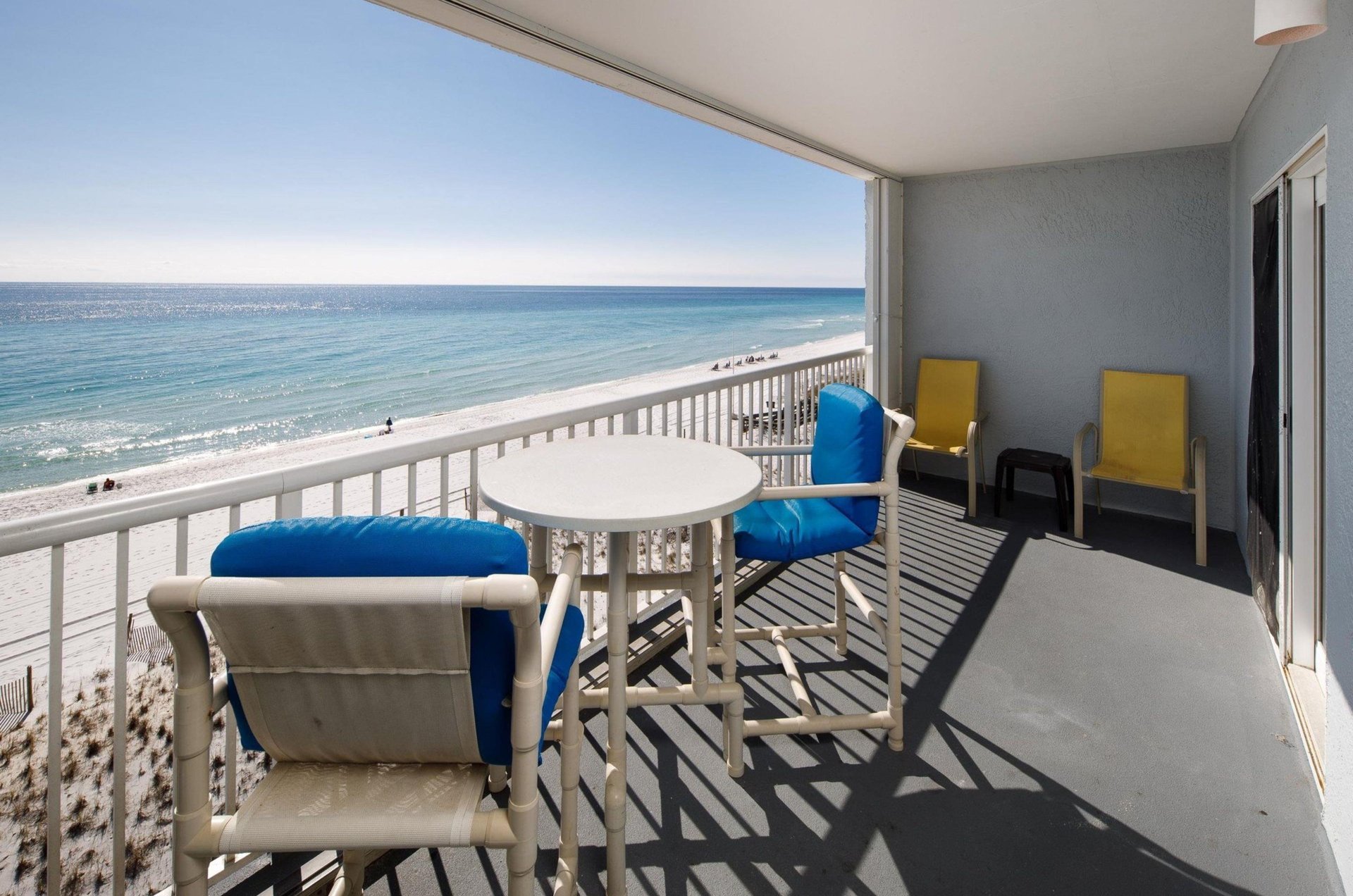 A privat balcony with lounge chairs