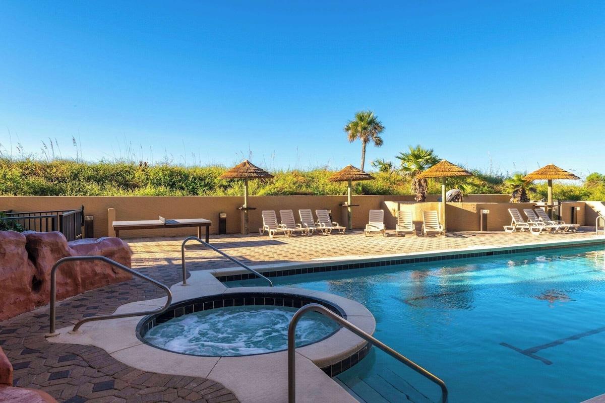 The outdoor pool and hot tub at Wyndham Garden