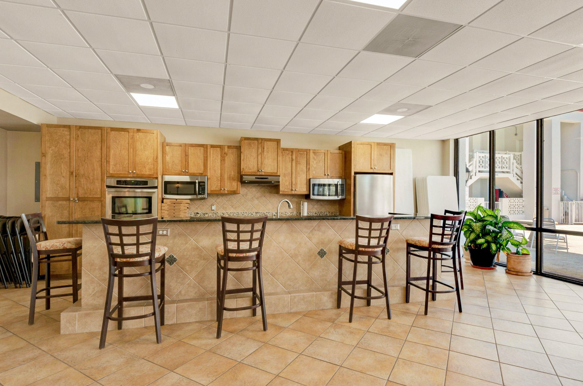 471437 El Matador Condos  482 0 202310 118