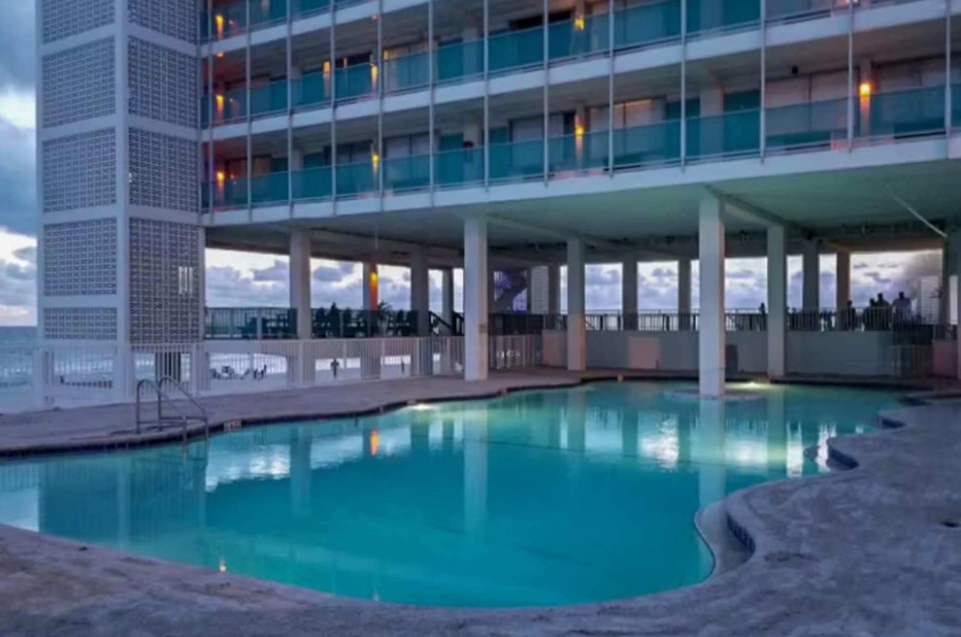 471491 Fontainebleau Terrace  495 0 20241 16516