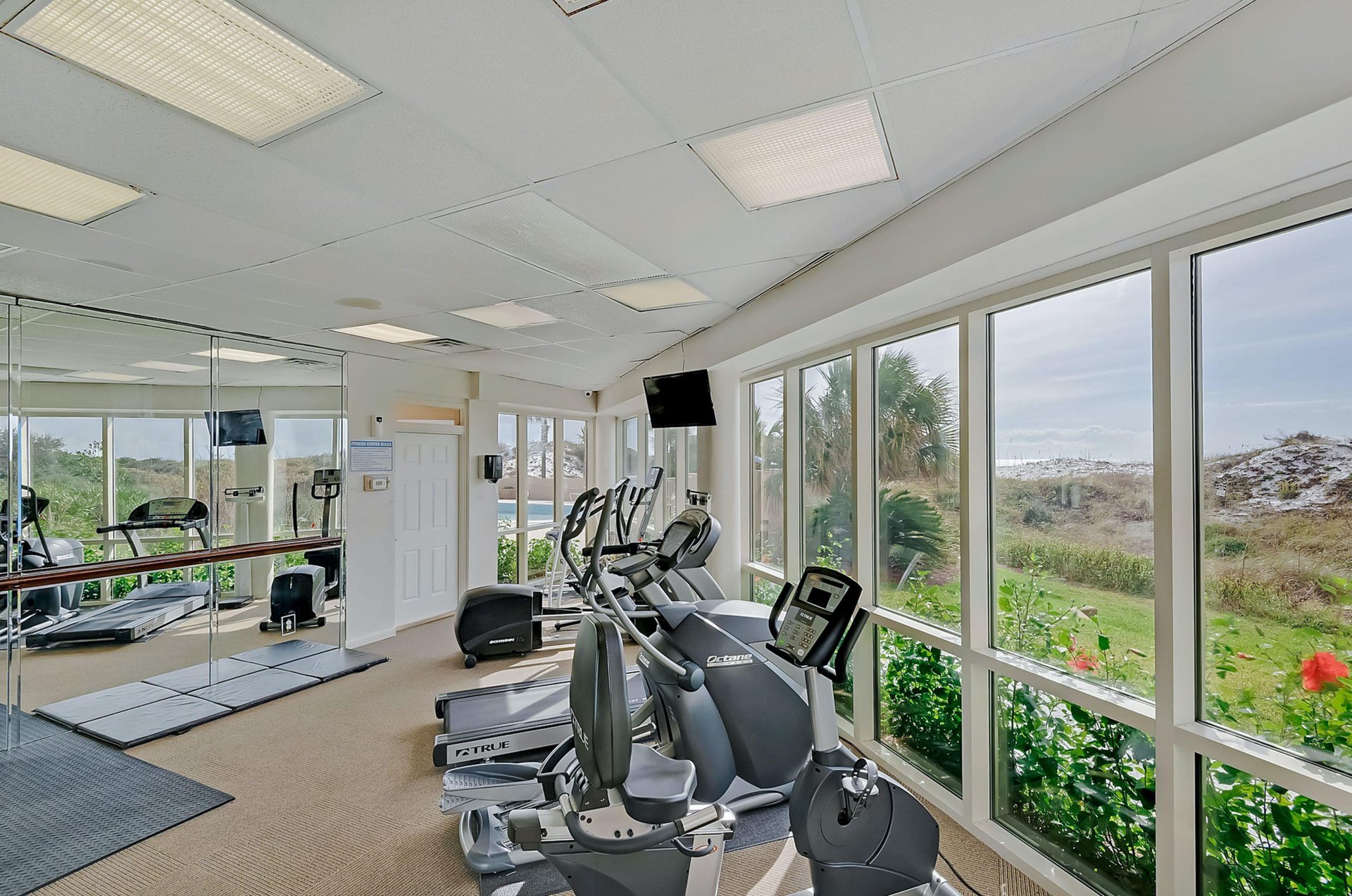 471610 Topsl Beach Manor  571 0 202310 46711