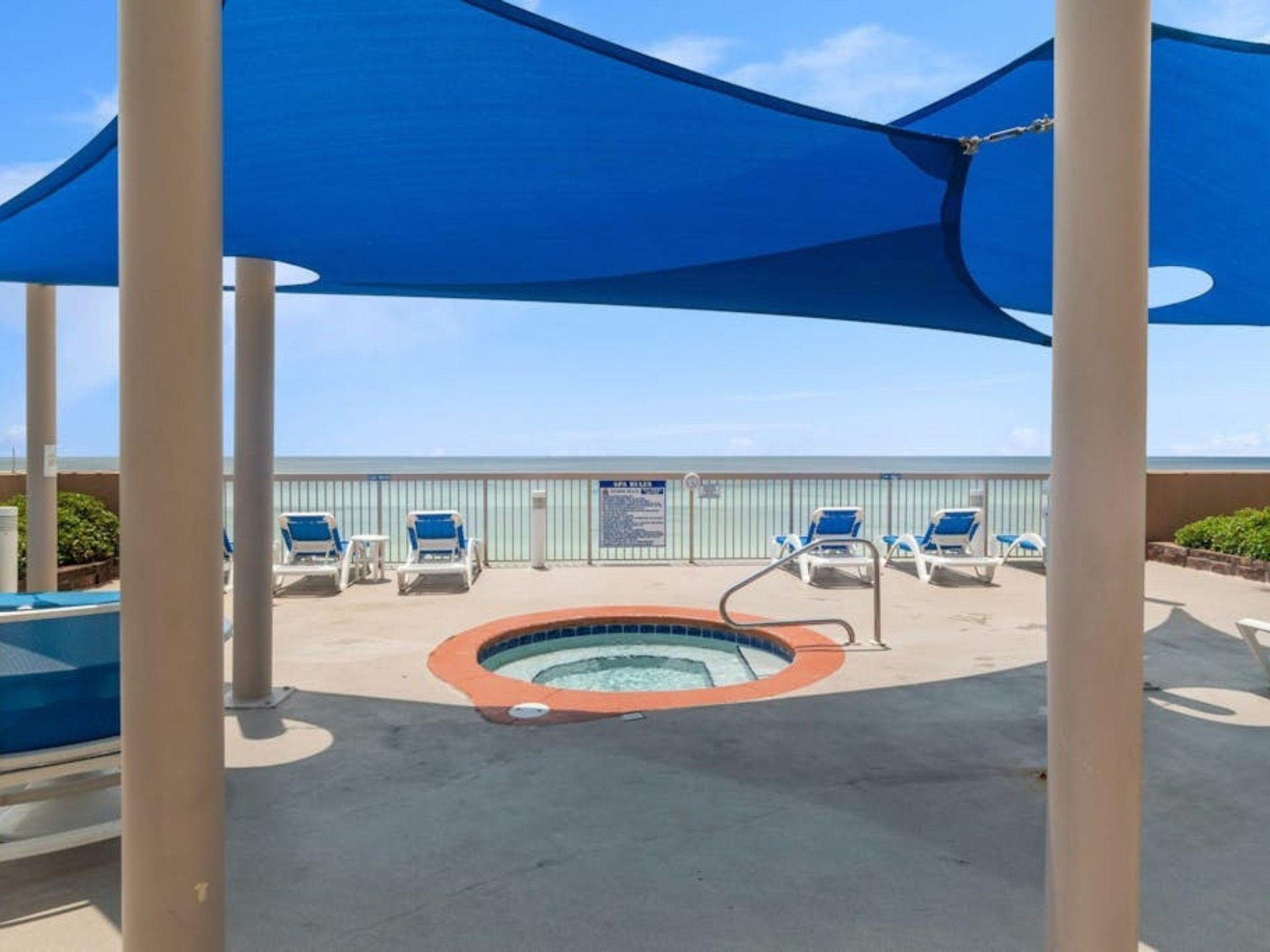 The outdoor hot tub at Sunrise Beach Resort