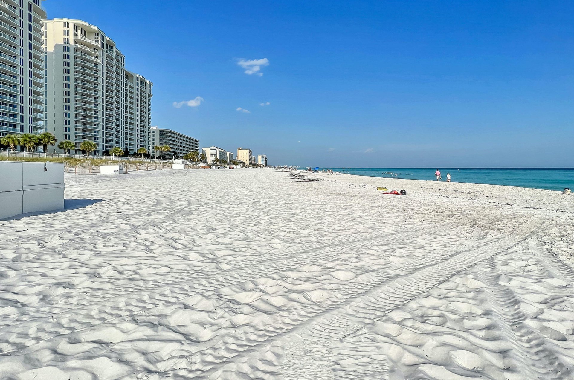 Emerald Towers guests have easy access to Ivorywhite beaches and turquoise waters.