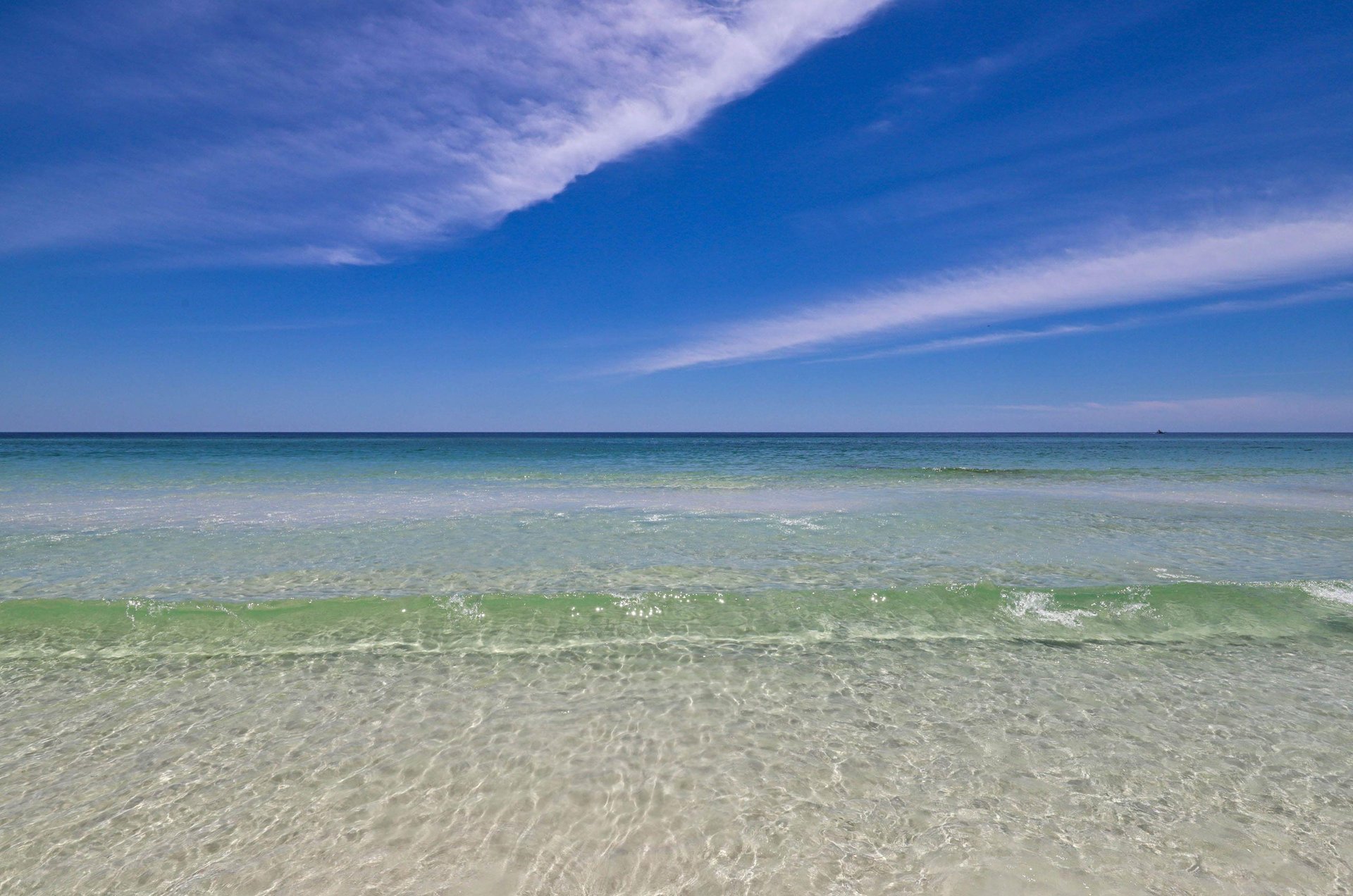 The beautiful shimmering coastline next to Sterling Shores in Destin