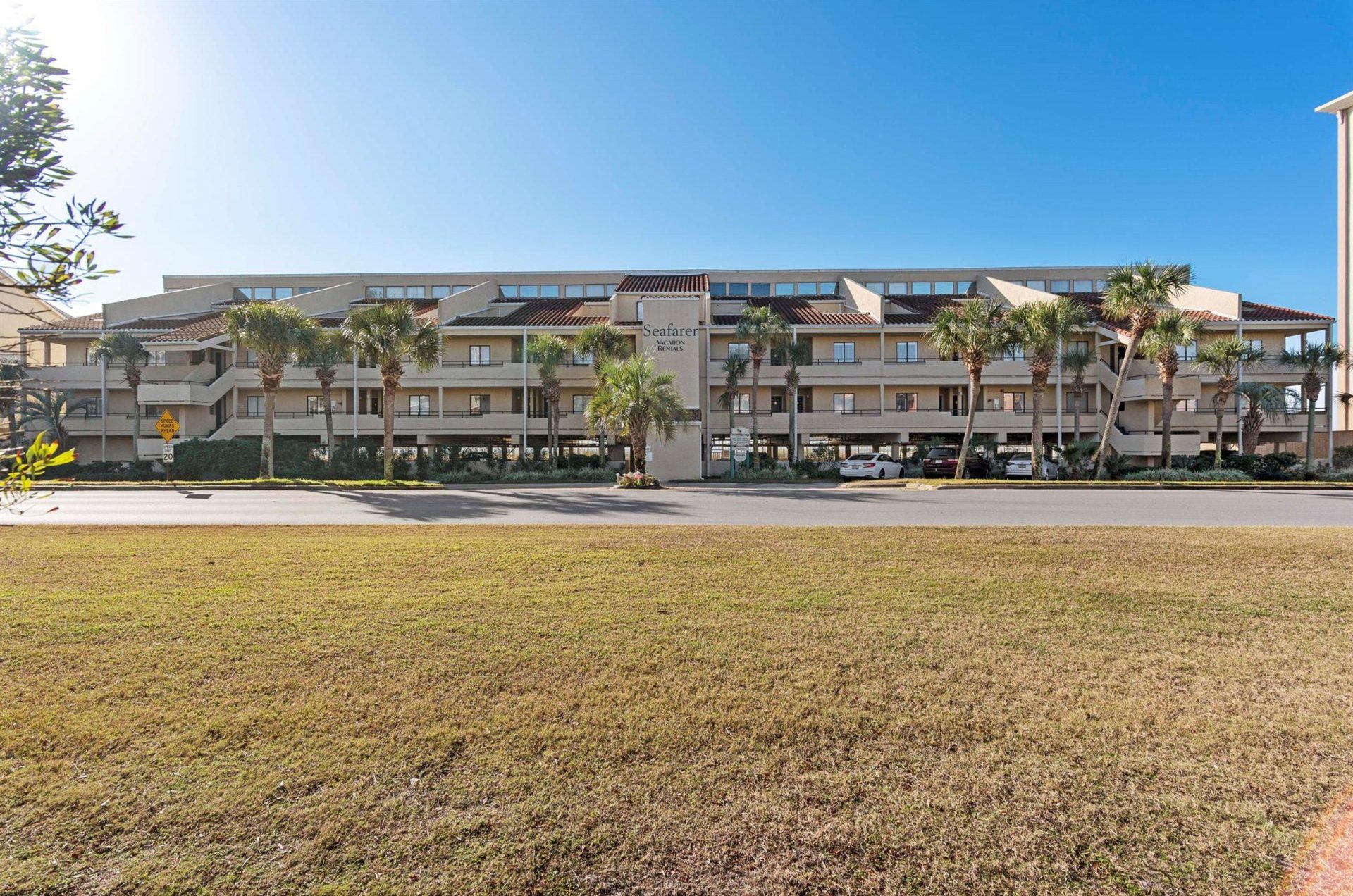 A front photo of Destins Seafarer Vacation Rentals complex.