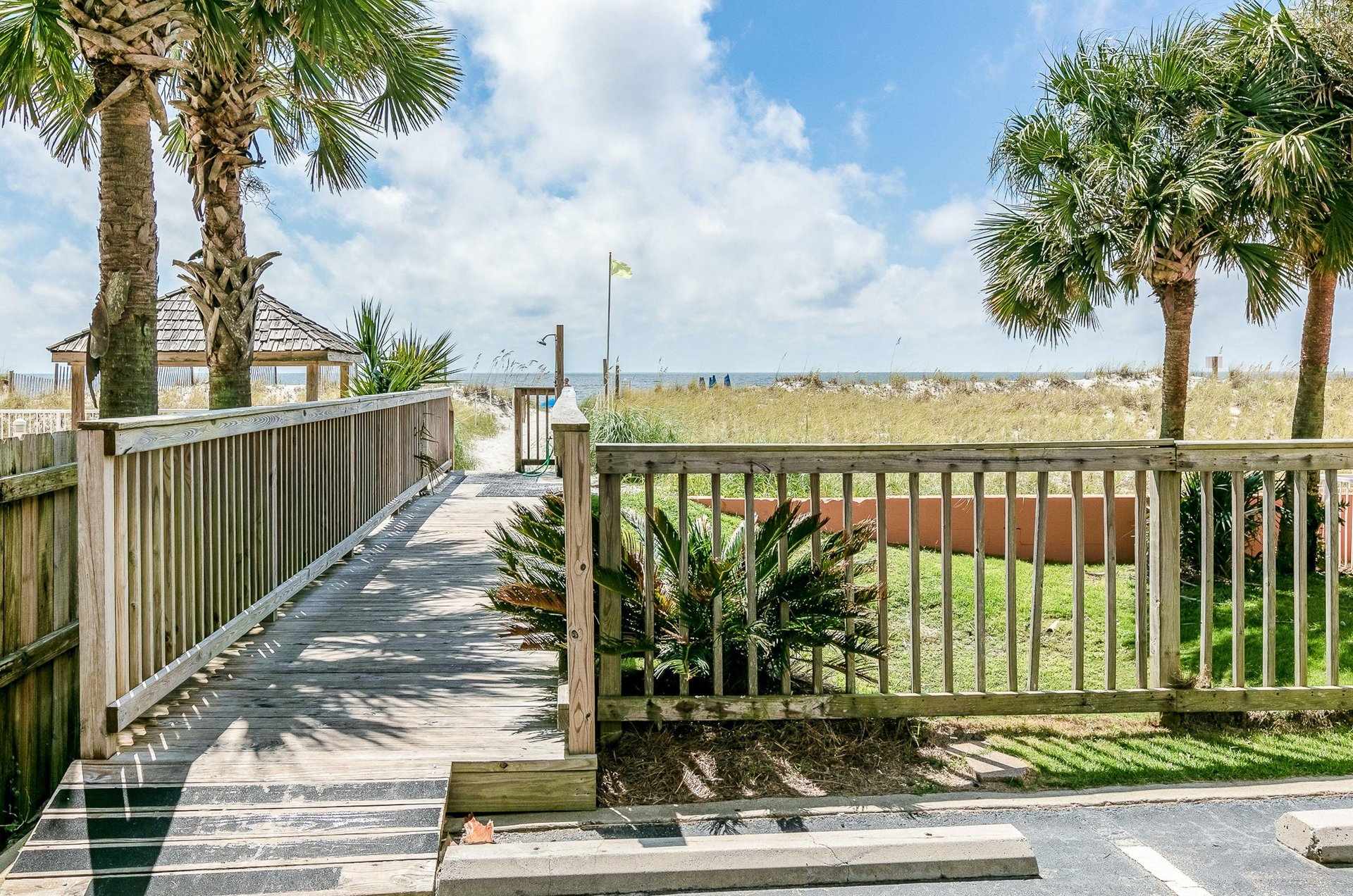 472597 Seacrest Condominiums  1045 0 202310 516