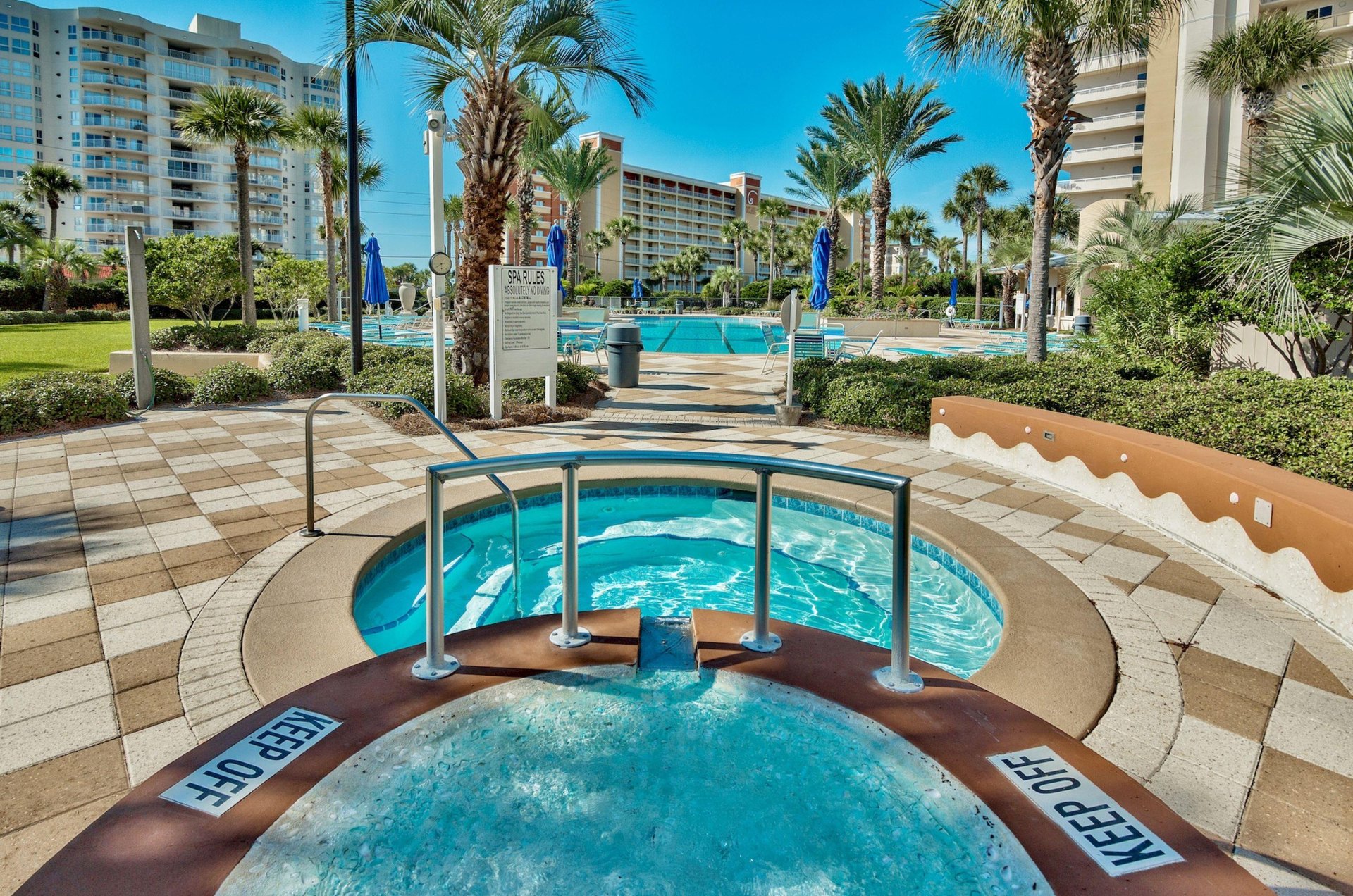 The outdoor hot tub at Harbor Landing in Destin Florida