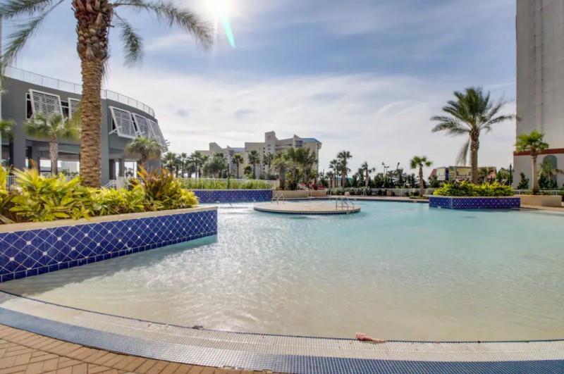 Laketown Wharf Zero Entry Pool