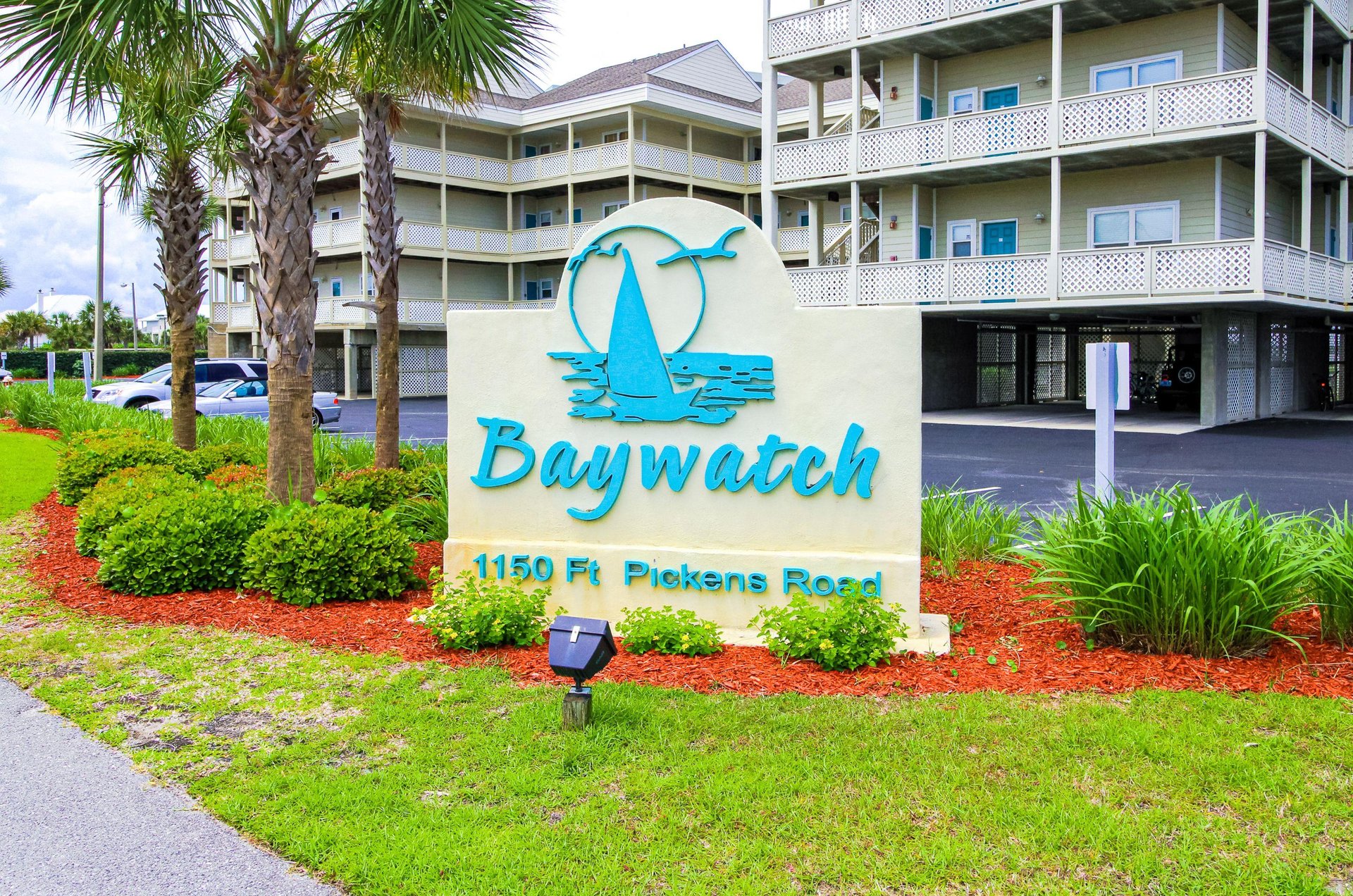 Baywatch Condos are only a short walk away from the whitesand beaches of the Gulf