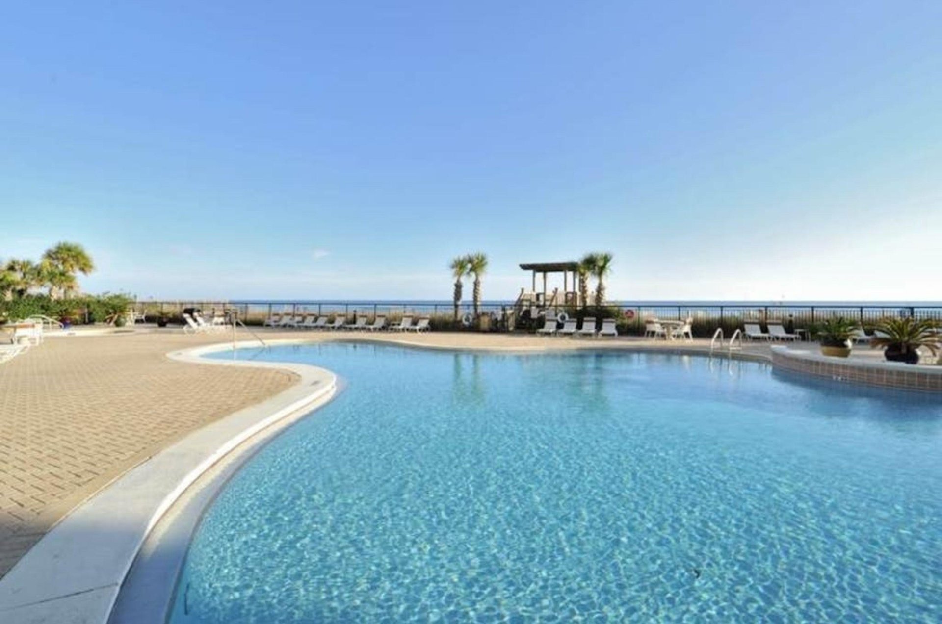 The beachside wading pool at Palacio Condos