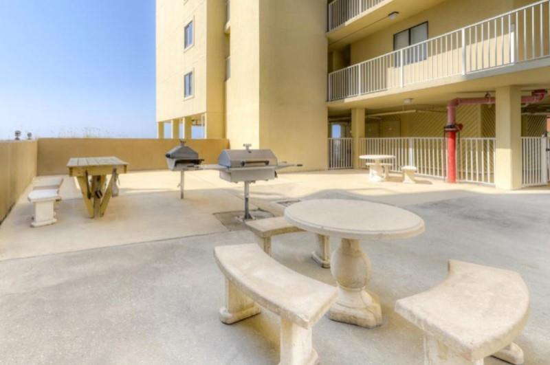 The Whaler Courtyard Picnic Tables and Grill