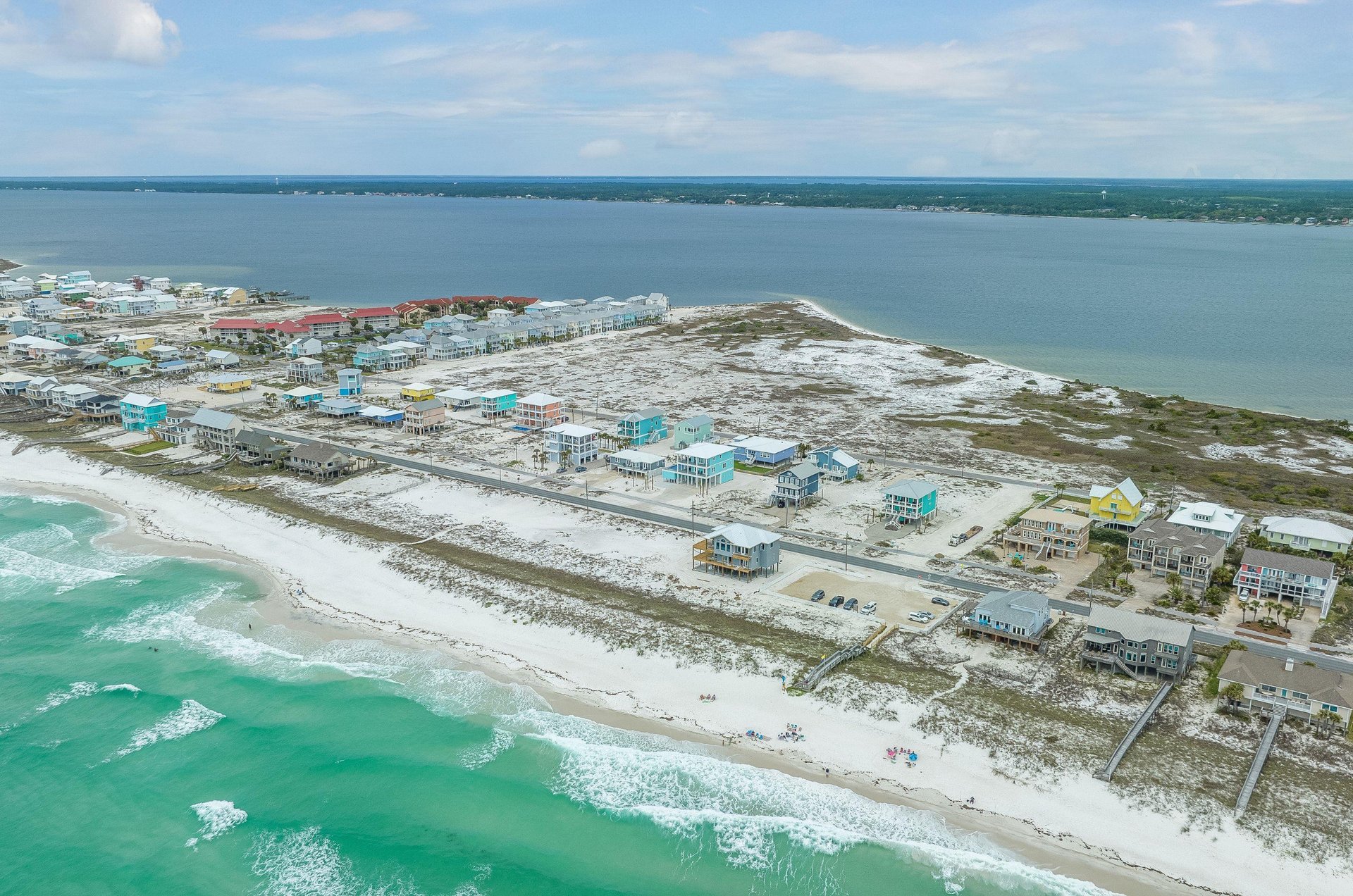 Rental homes are situated between the Gulf of Mexico and the Santa Rosa Sound