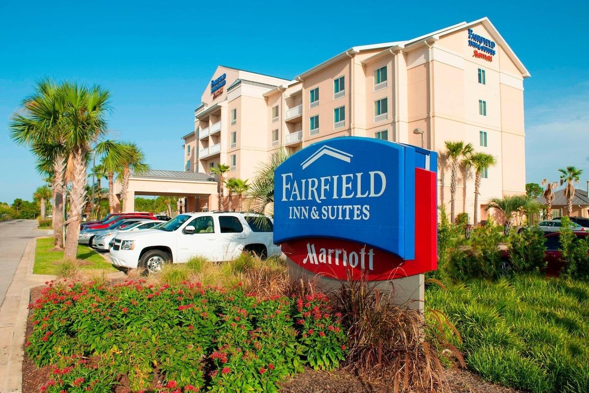 The entry sign to Fairfield Inn and Suites in front of the hotel
