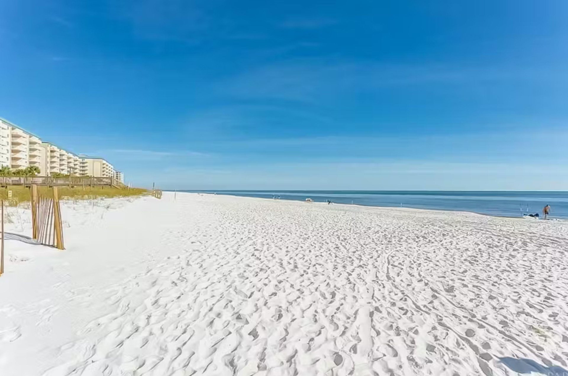 A long stretch of white sandy beach on the Gulf of Mexico