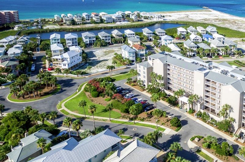 Destin Pointe is a mixture of singlefamily homes and condominiums on Destins beautiful Holiday Isle.