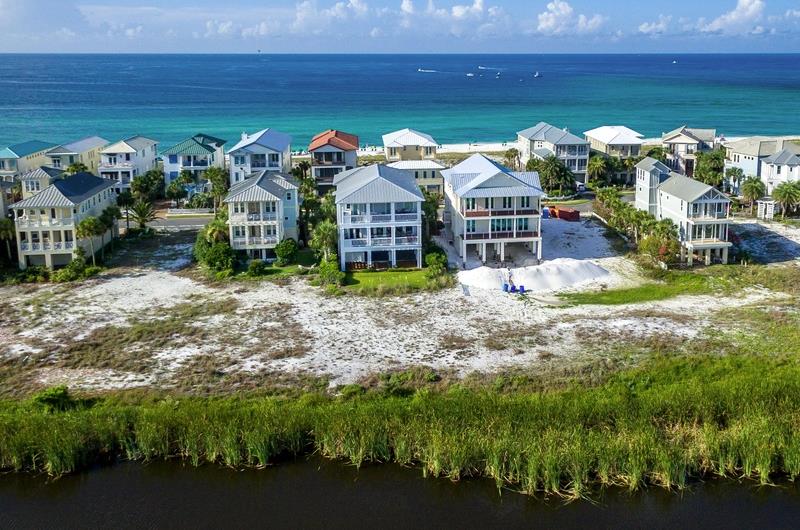These Destin Pointe homes are nestled between the shimmering Gulf of Mexico and a beautiful lake.