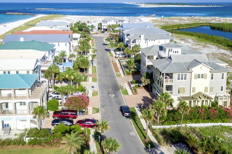 A birdseye view of several singlefamily homes in Destin Pointe.