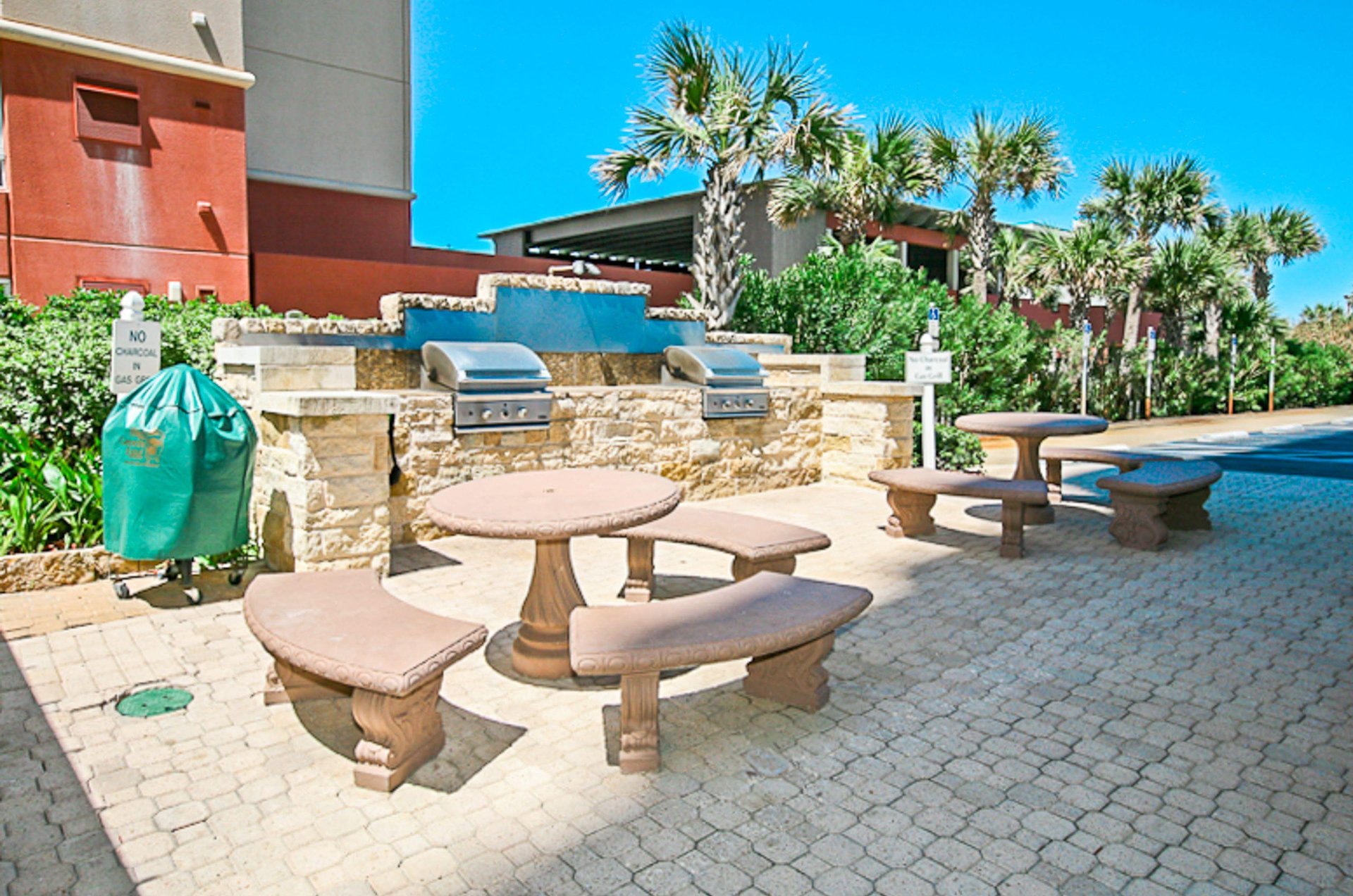 Jade Easts grill and picnic patio