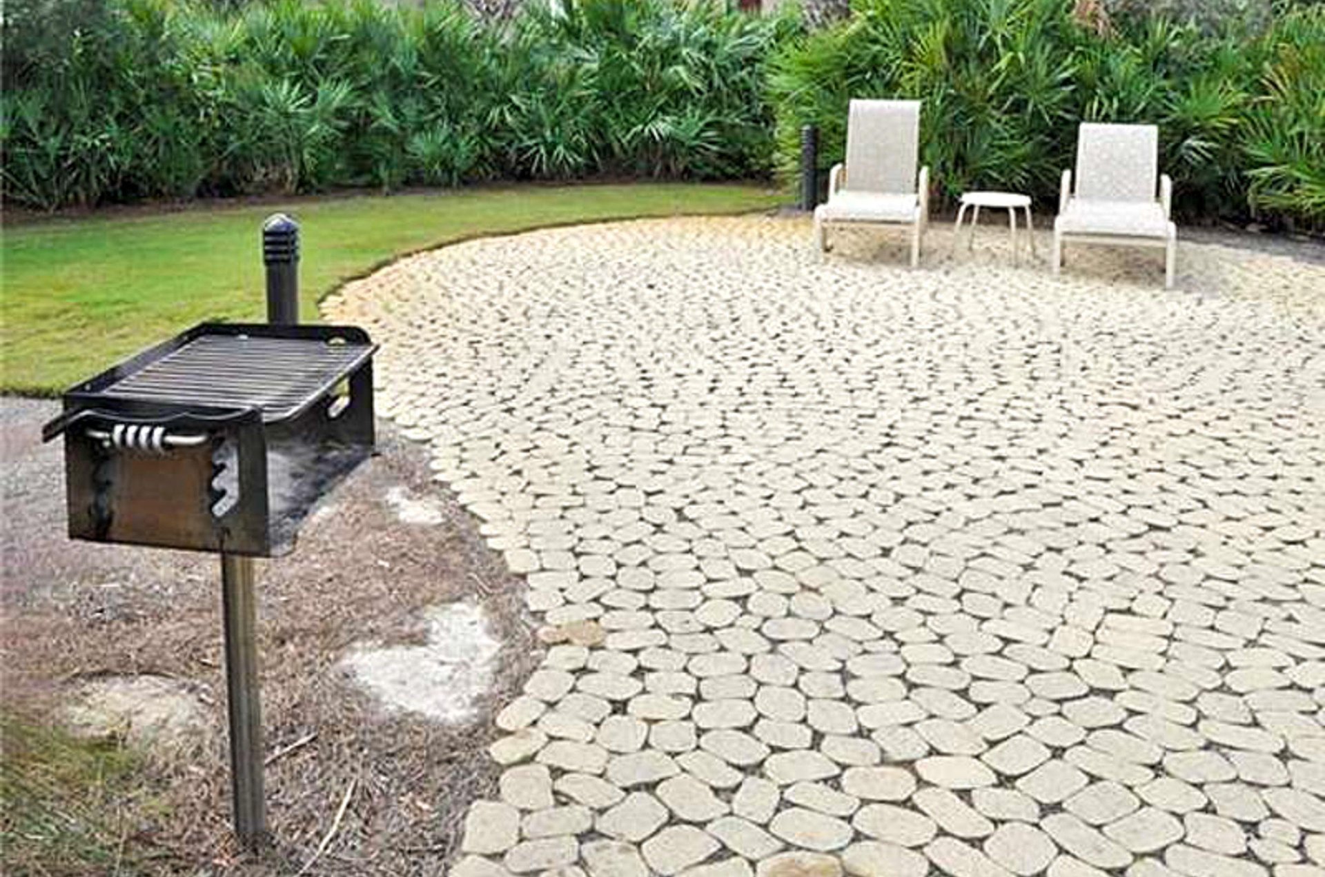 This Beach Resort barbecue grill stands at the ready for the next user.