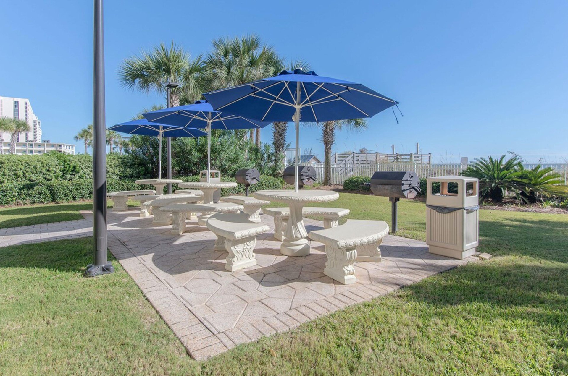 474168 Breakers East Condos  1558 0 202312 376