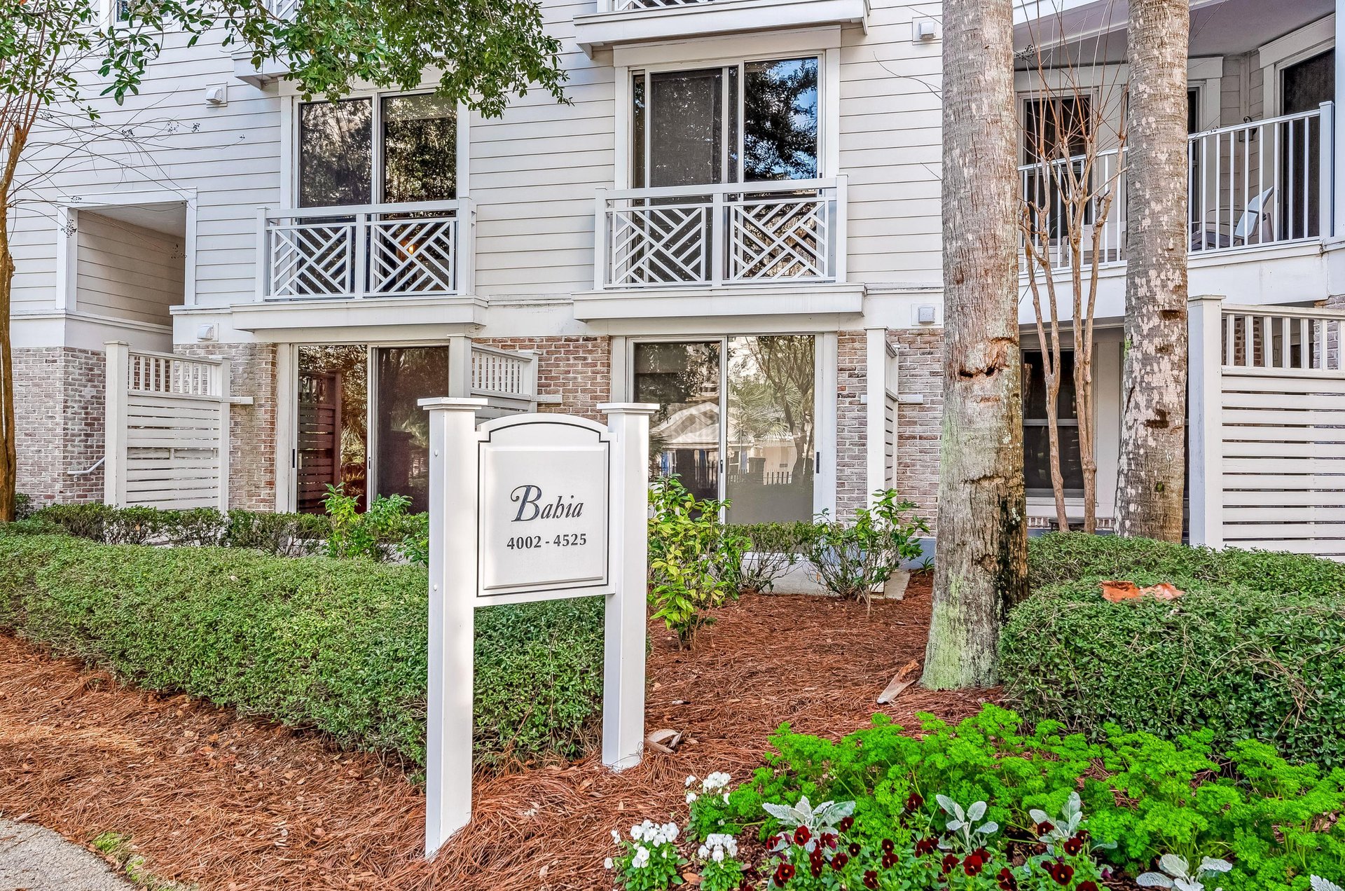Groundfloorlevel units have sliding glass doors.