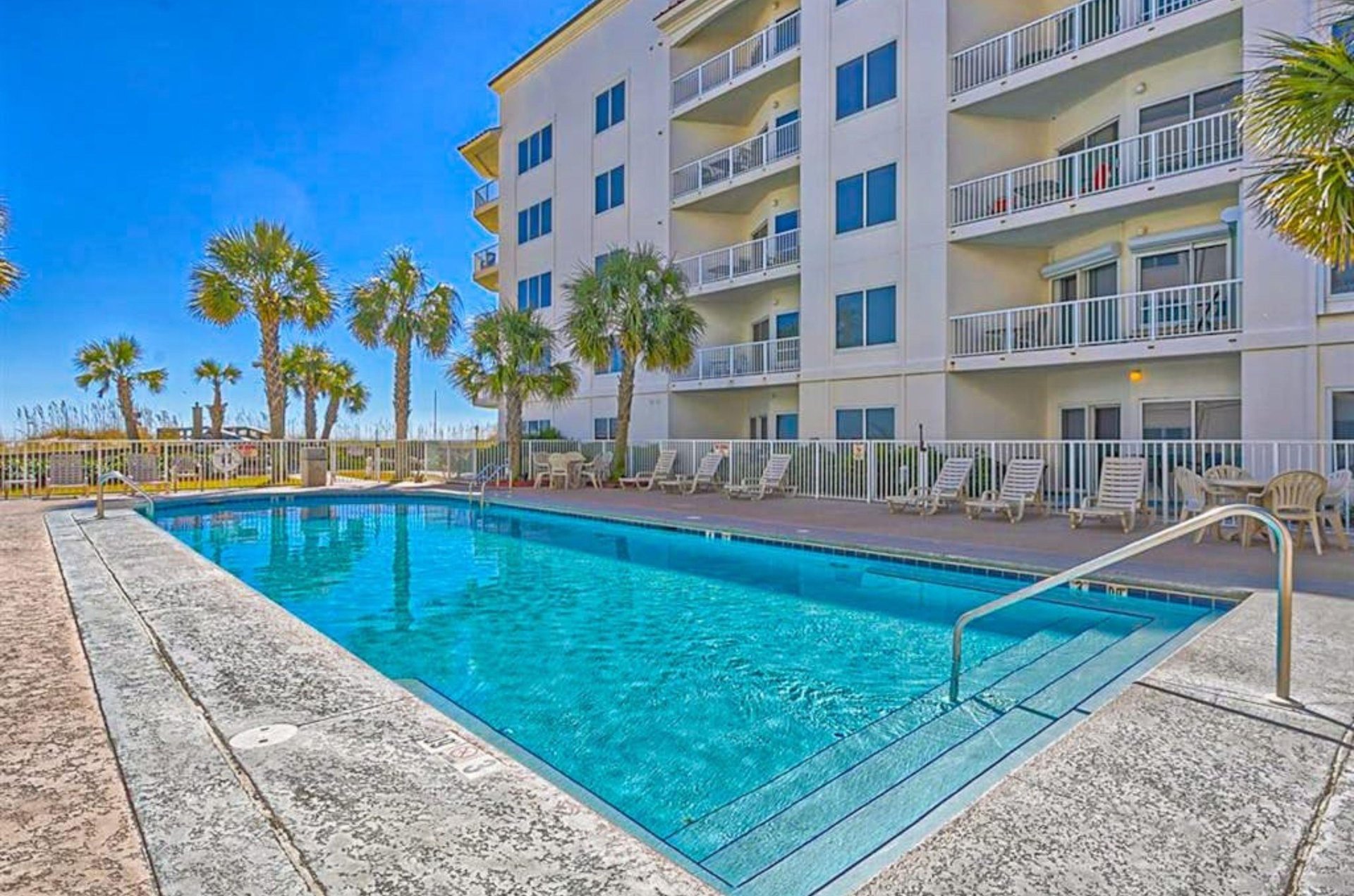 The spacious swimming pool at Palm Beach Condos