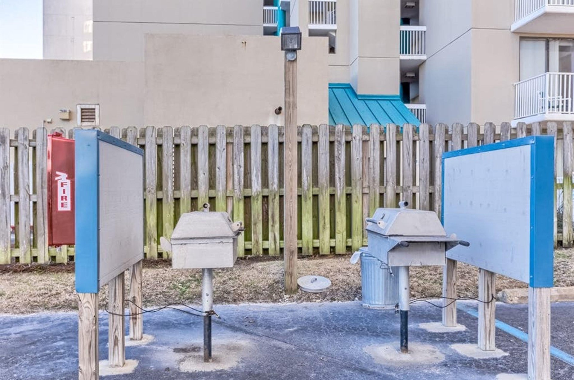 The outdoor barbecue grills at Romar Tower in Orange Beach Alabama